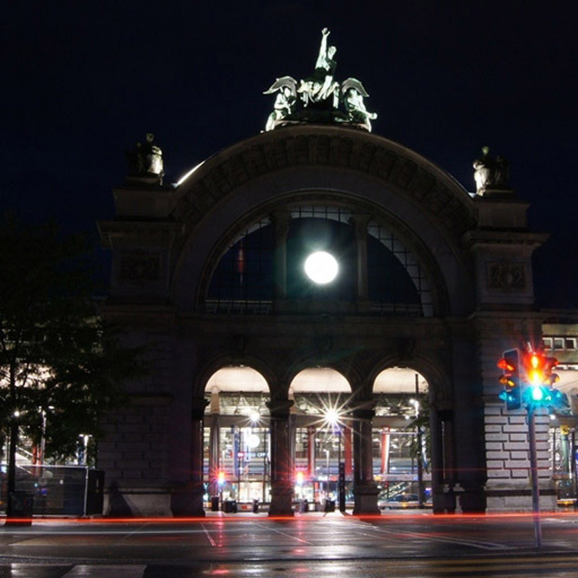 Der Torbogen beim Bahnhofplatz vorher…