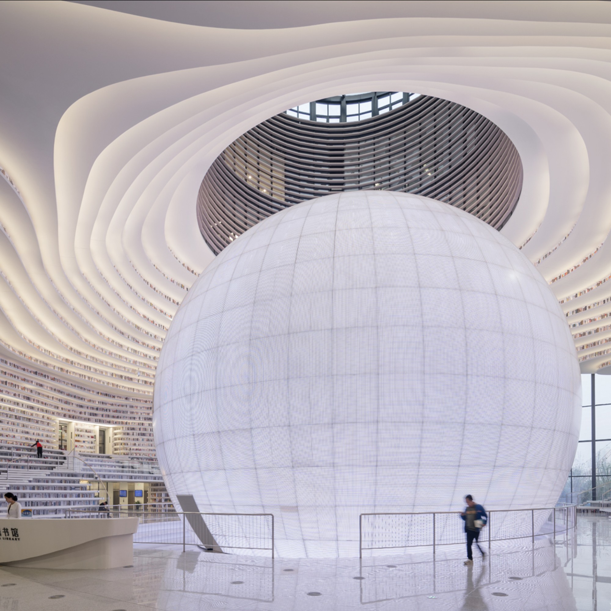 Der futuristische Kubus im Zentrum der Bibliothek.