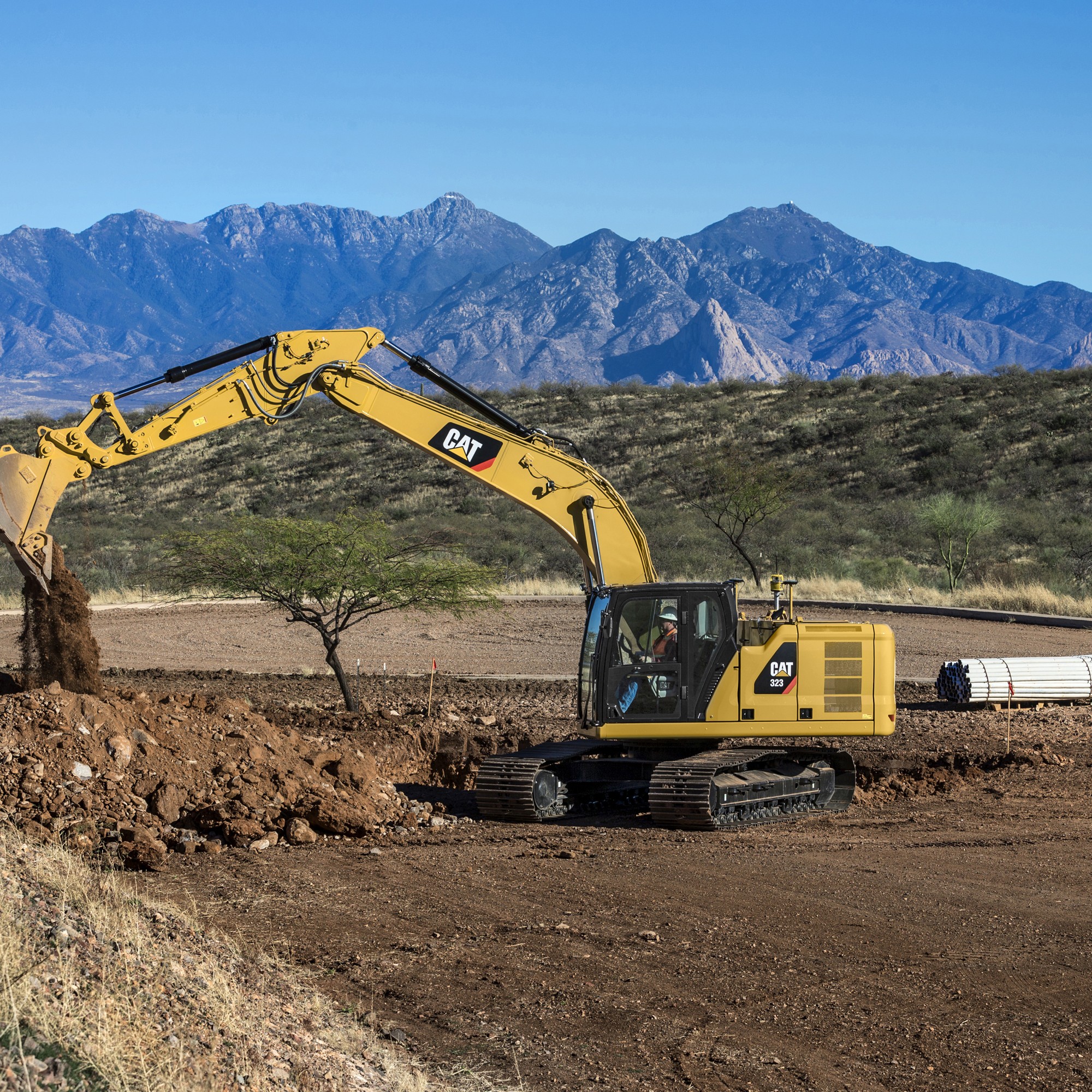 Der Cat 323 im Einsatz: Bei der Beladung wird automatisch mit dem Wägesystem «Cat Payload» das Gewicht jeder einzelnen Schaufelfüllung registriert, das Gesamtgewicht berechnet und so die Überladung des Transporters vermieden. 