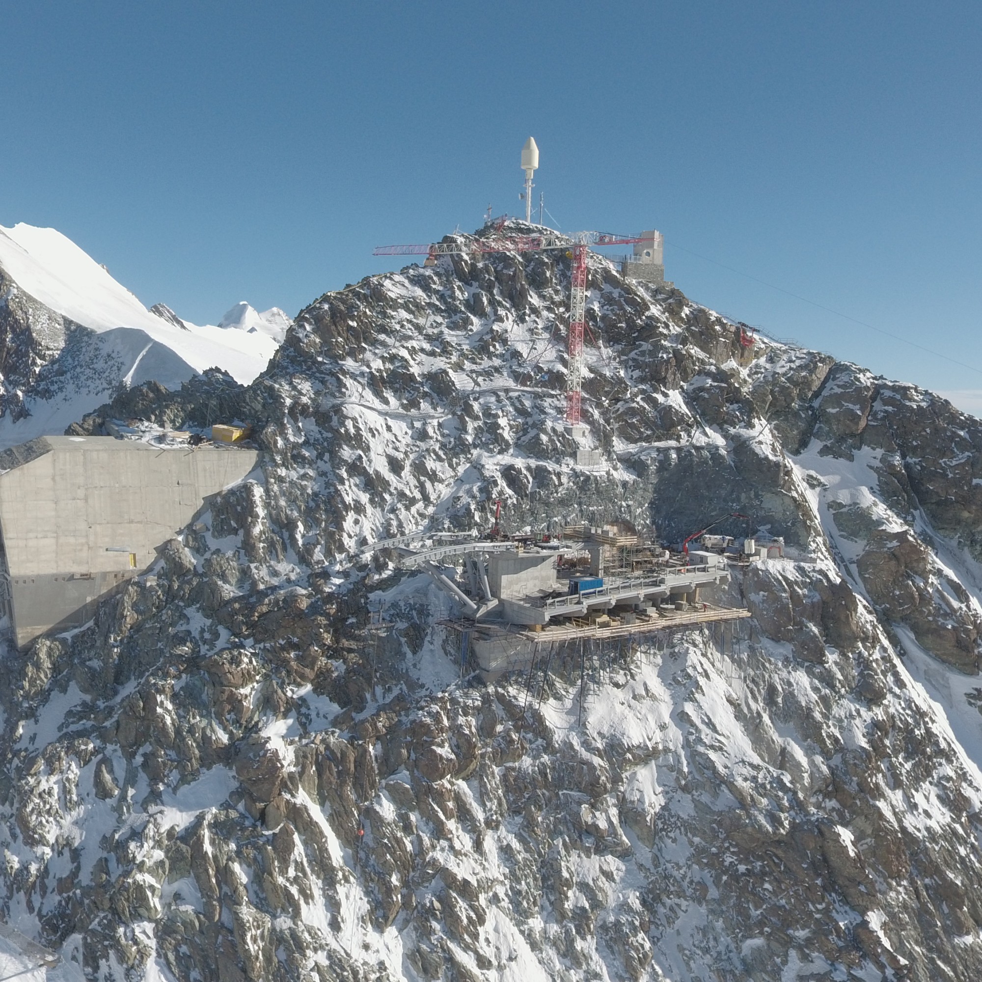 Die in Bau befindliche Bergstation der neuen Umlaufbahn zum Klein Matterhorn.
