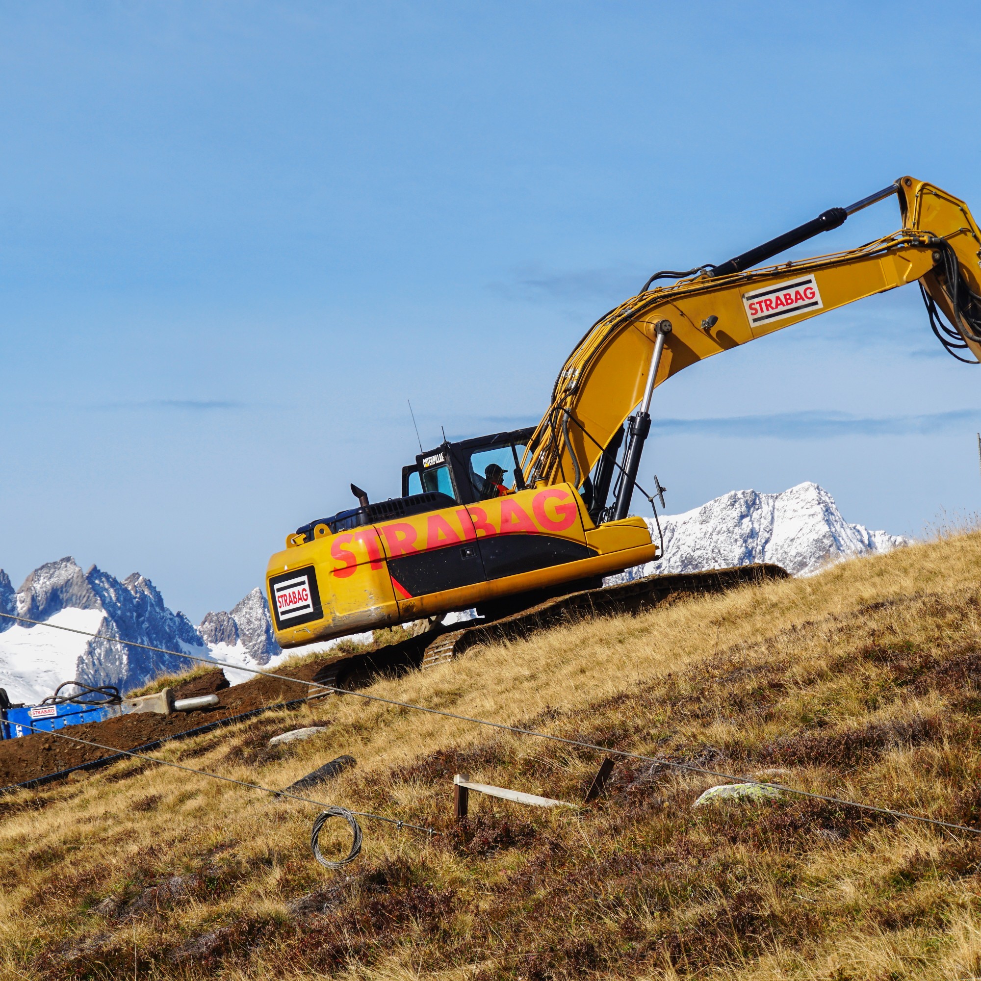 Rückblick November 2017: Neben den provisorischen Masten für den Seilzug der neuen Bahn «Andermatt-Nätschen-Gütsch» wurden die Gräben für die Beschneiungsanlage ausgehoben.