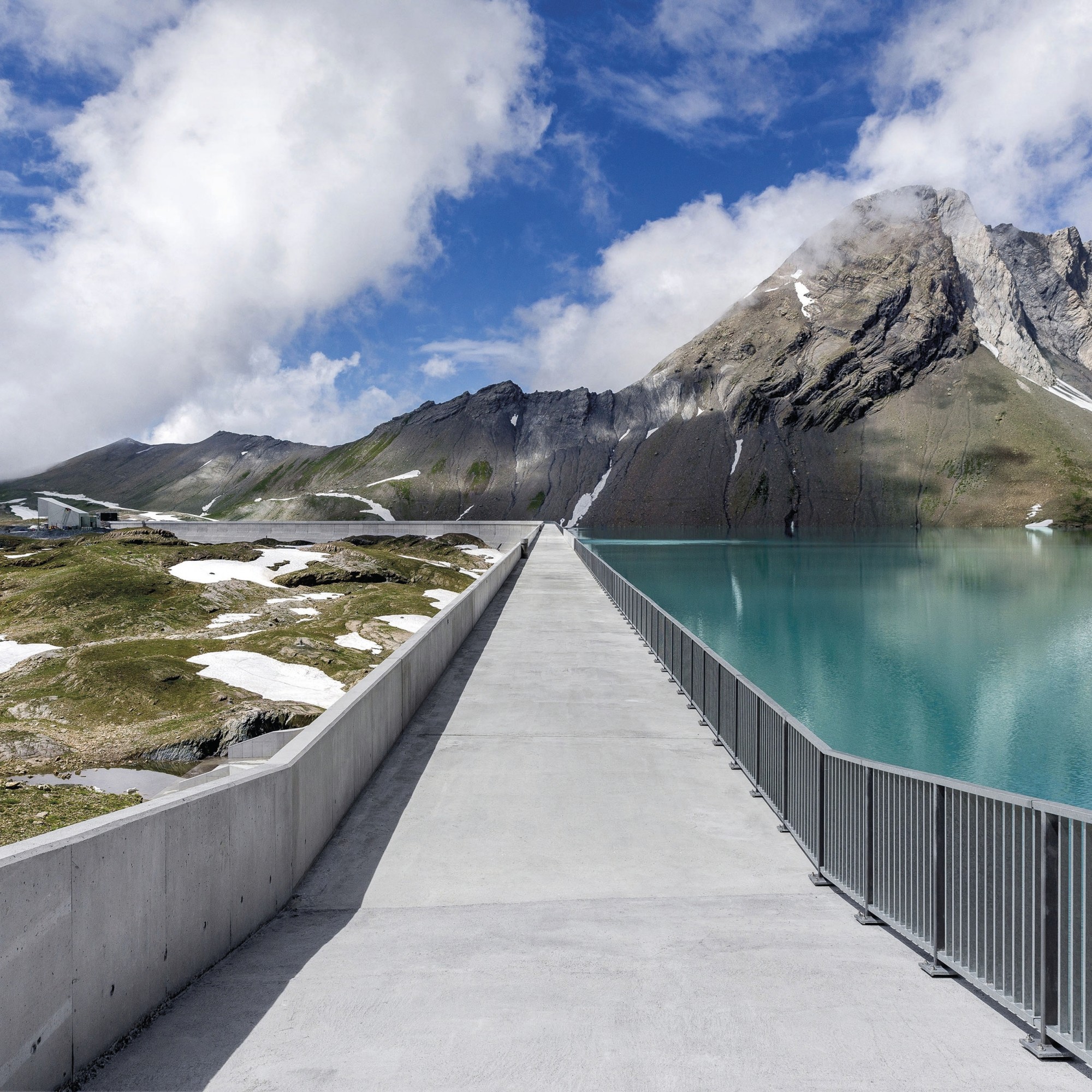 Staumauer Muttsee beim Pumpspeicherkraftwerk Linth Limmern im Kanton Glarus.