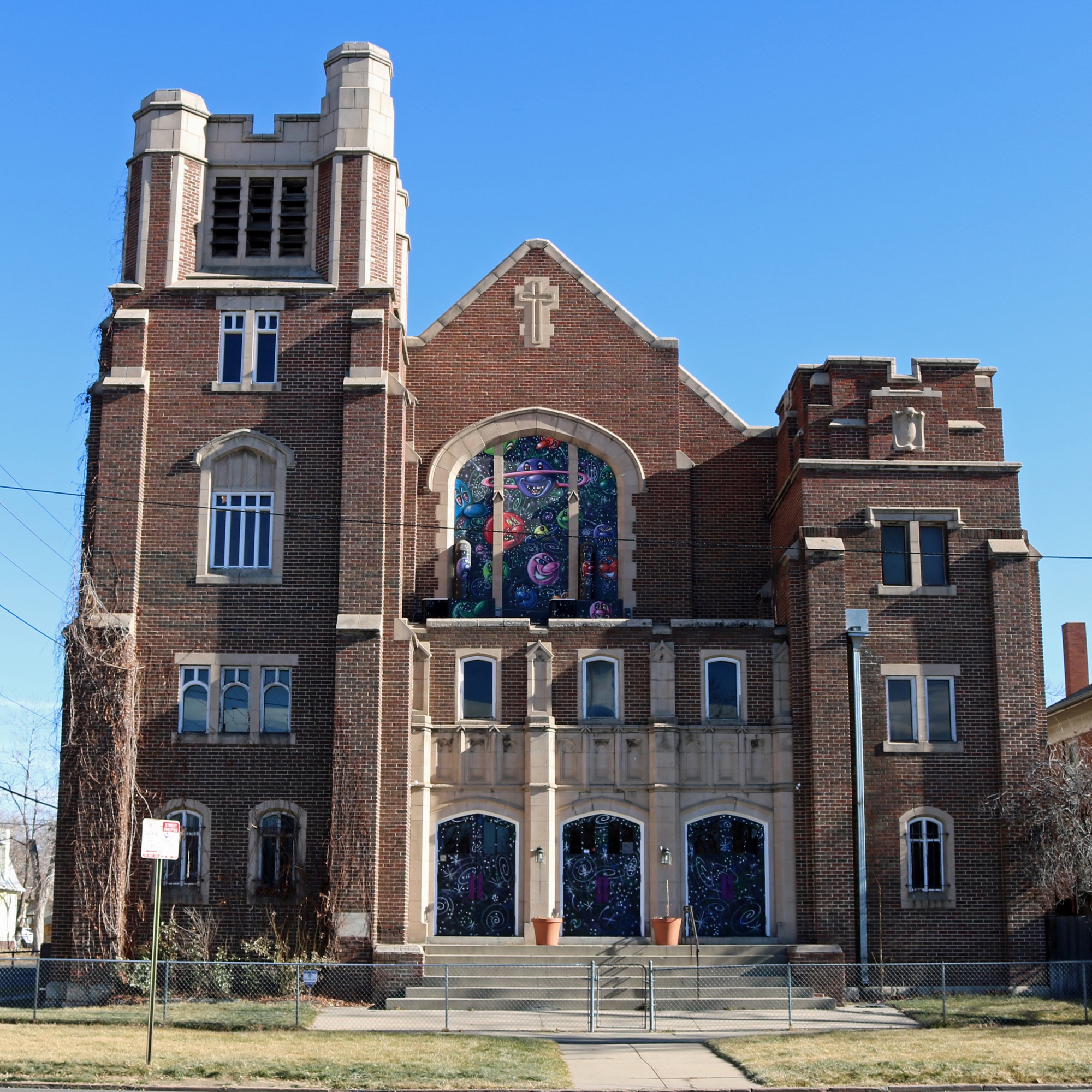 So sieht die Kirche in Denver von Aussen aus.