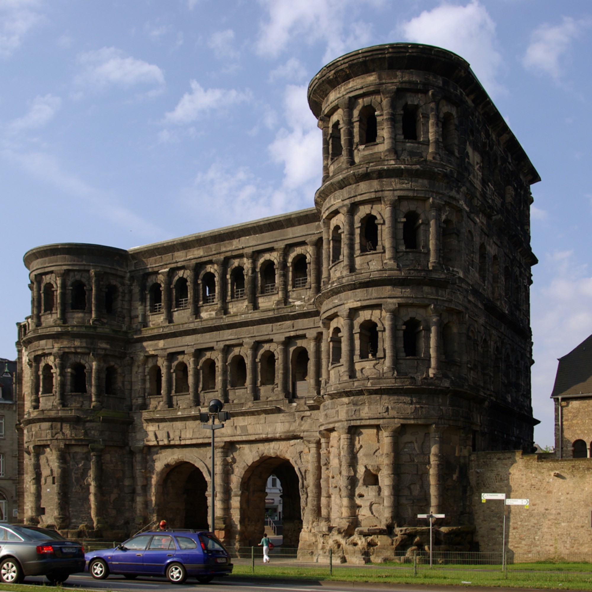 Seit 1848 Jahren steht die Porta Nigra im heutigen Trier. Sie wurde von den Römern wahrscheinlich nicht als Wehranlage, sondern als Repräsentationsobjekt angelegt. 