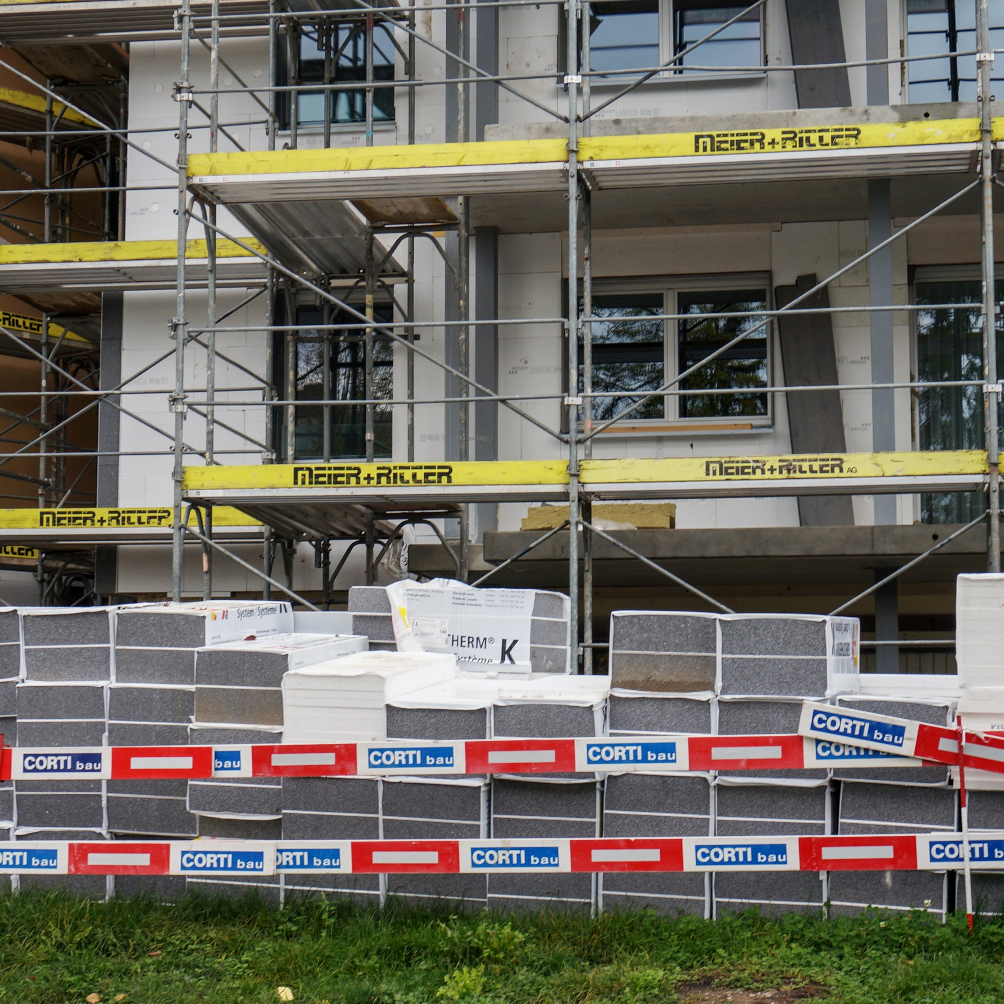 In Zürich wird ein Mehrfamilienhaus energetisch saniert. Der Wohnbau stützt die Baukonjunktur weiterhin kräftig. 