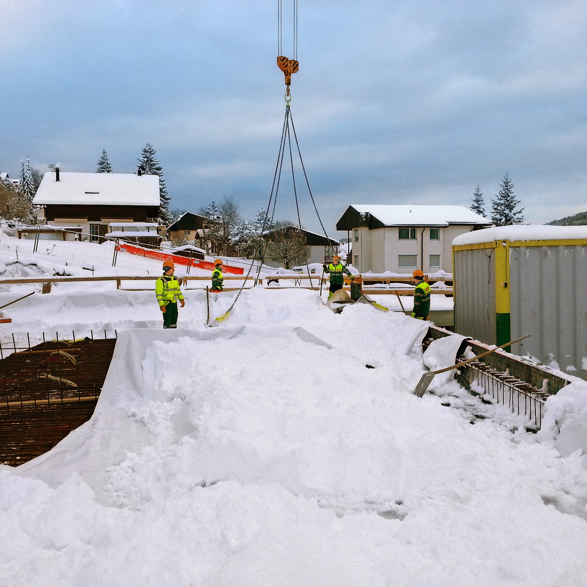 Bauarbeiter sind hart im Nehmen: In Wildhaus SG wird eine Baustelle vom Neuschnee befreit.