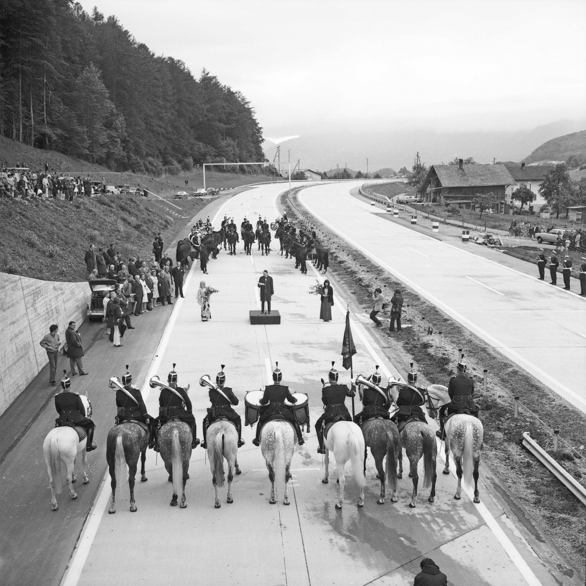 Einweihung des Teilstücks der N6 zwischen Kiesen und Spiez im Juni 1971.