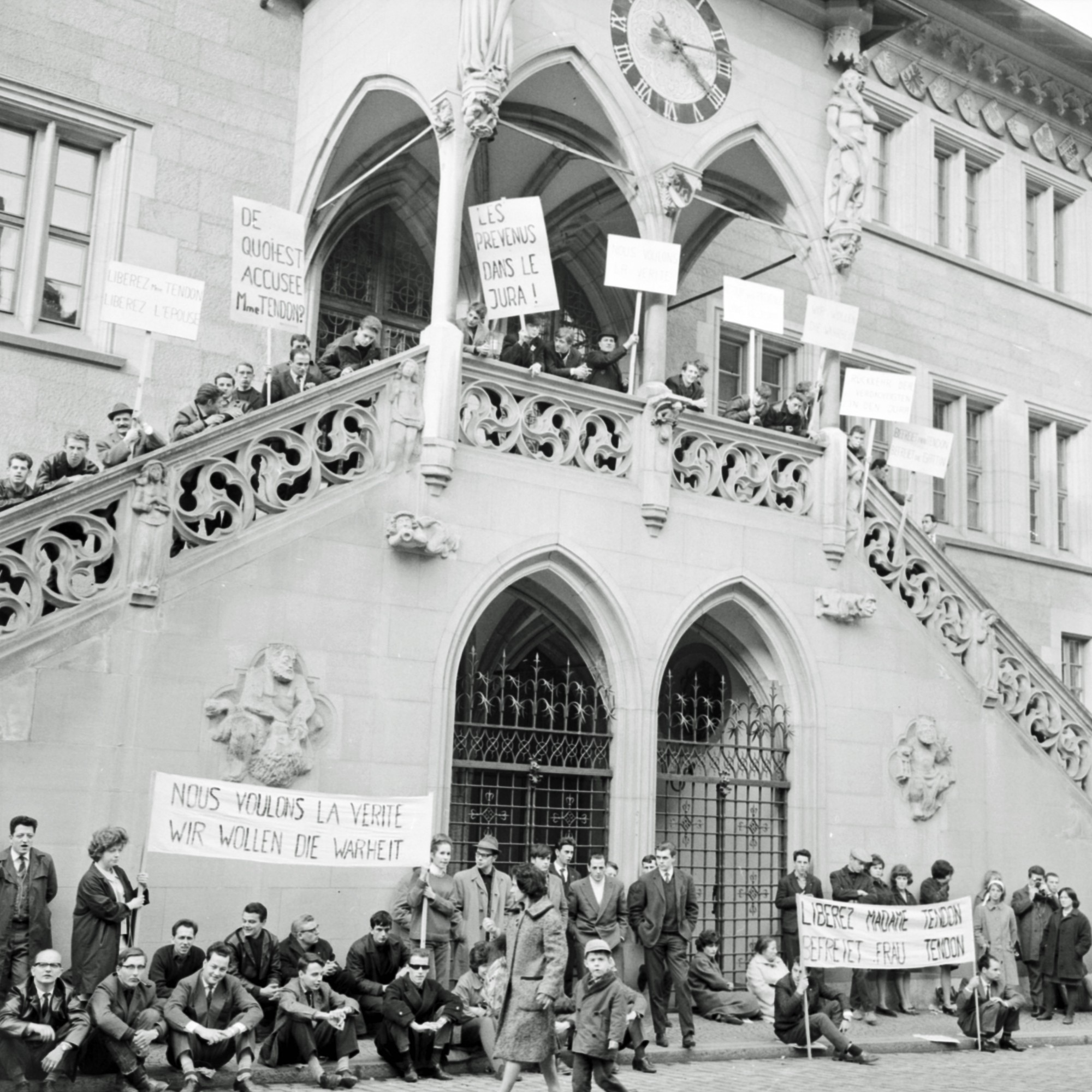 Demonstration von Jura-Separatisten vor dem Rathaus im Jahr 1964.