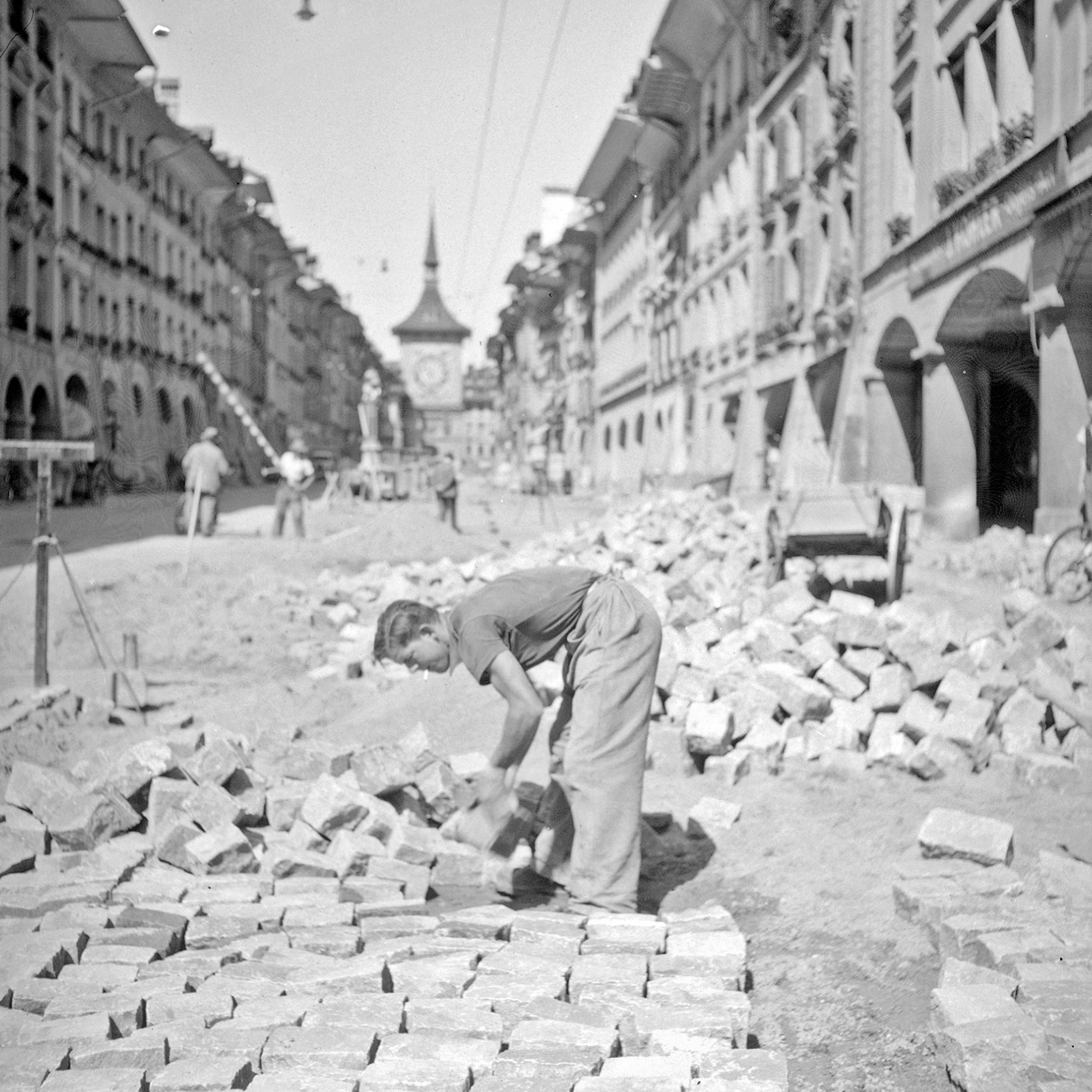 Reportage über Pflästerer in der Kramgasse im Jahr 1940.