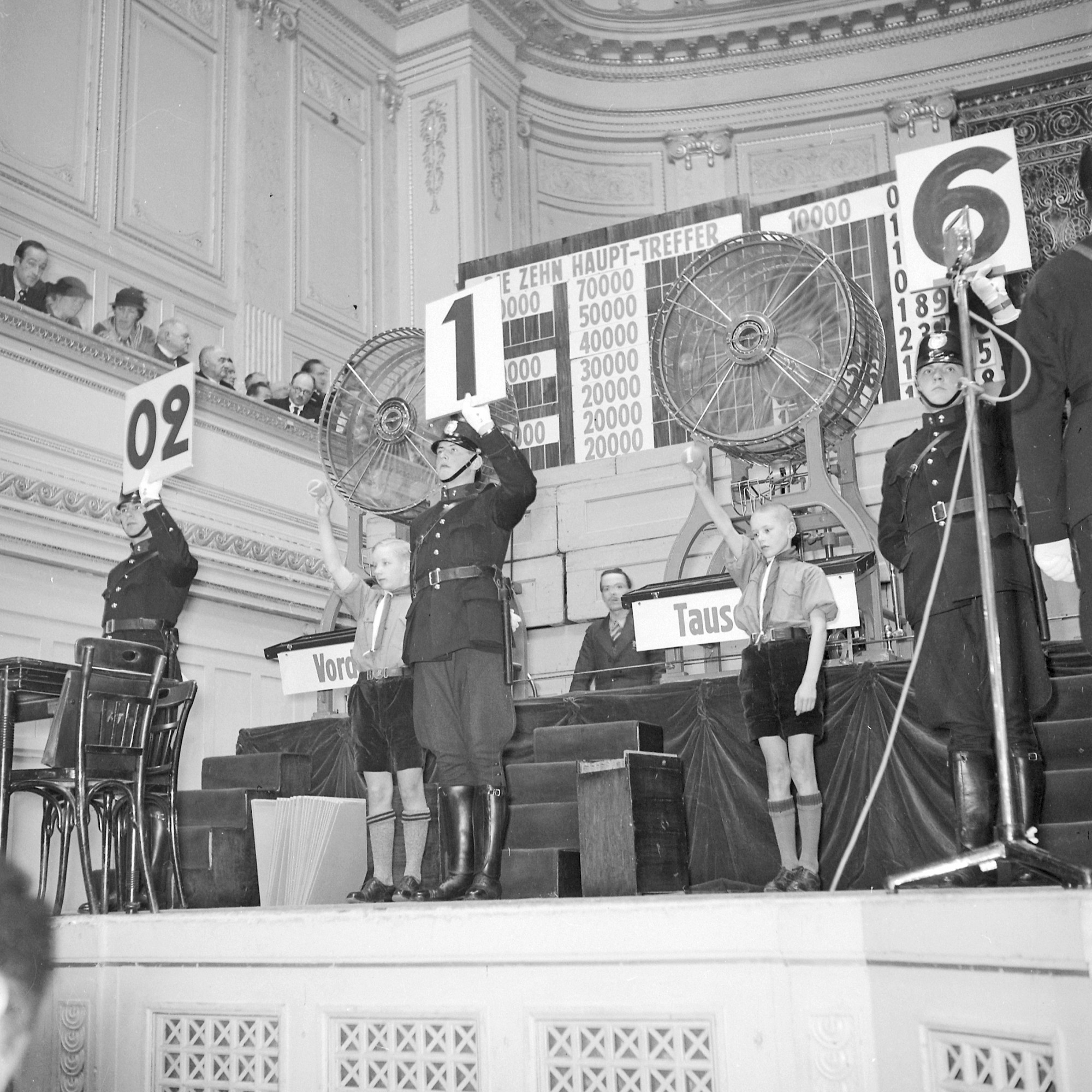 Reportage über die Ziehung der Seva-Lotterie im Casino im Jahr 1936. Es war die erste mechanische Ziehung.