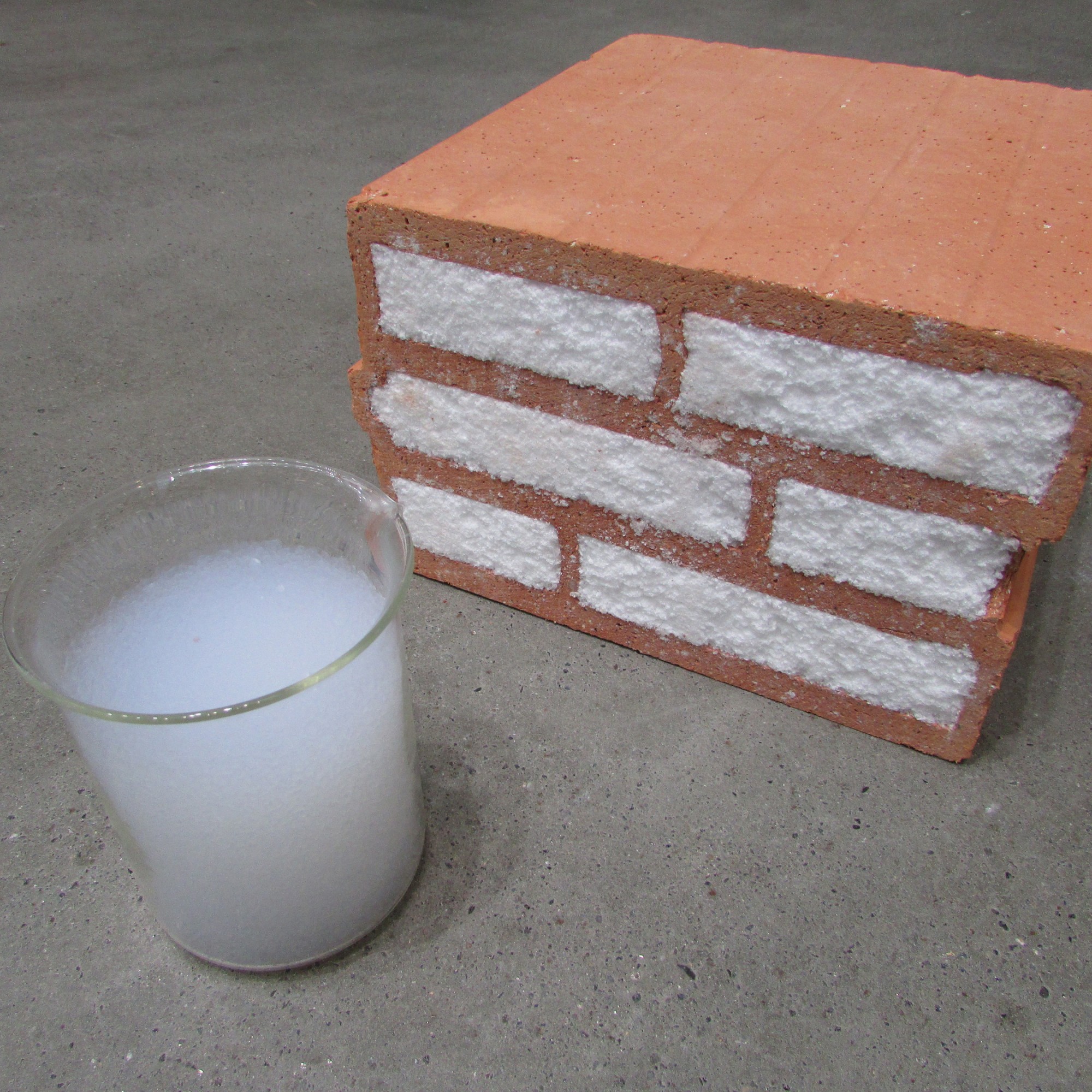 Dämmt so gut wie kein anderer Ziegelstein: Der mit Aerogel gefüllte Aerobrick, entwickelt von der Forschungsanstalt Empa.