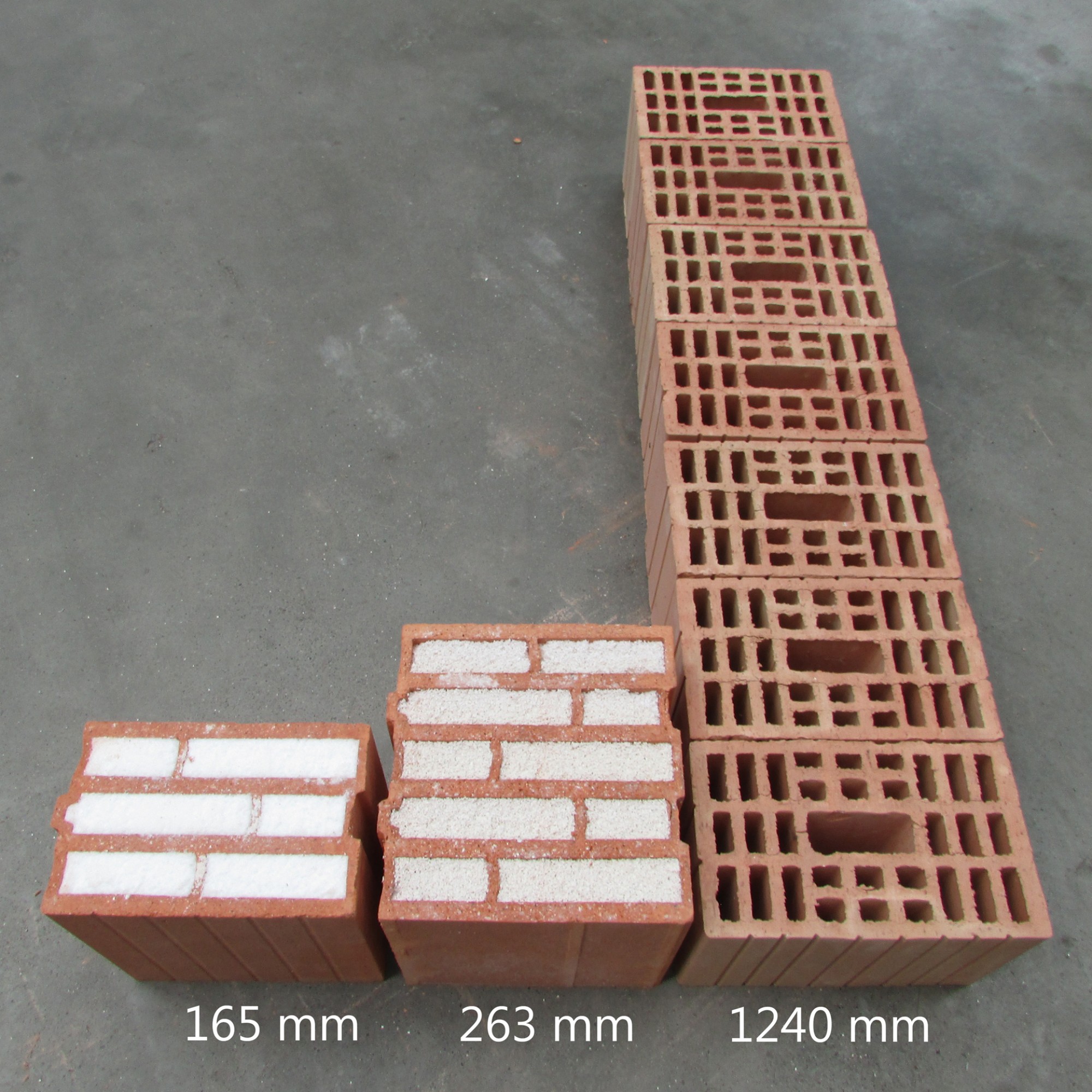 Der Vergleich: Um die gleichen Dämmwerte wie eine 165mm dicke Mauer aus Aerobricks zu erreichen, muss eine Mauer aus Perlit-Ziegelsteinen 263mm dick sein und eine Mauer aus nicht-isolierenden Ziegeln sogar über einen Meter.