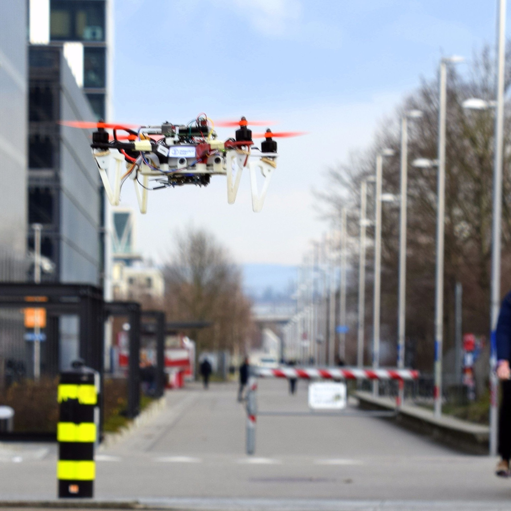 Die Drohne lernt durch Autos und Velos das autonome Navigieren