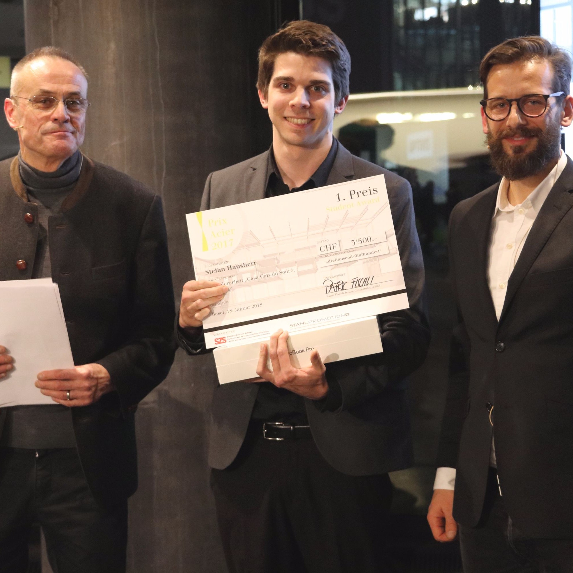 Der Gewinner des Prix Acier Student Award: (v.l.n.r.) Peter Berger Jurypräsident, Stefan Hausherr Gewinner, Patric Fischli-Boson, Direktor des SZS und Vorstandsmitglied der Stahlpromotion.