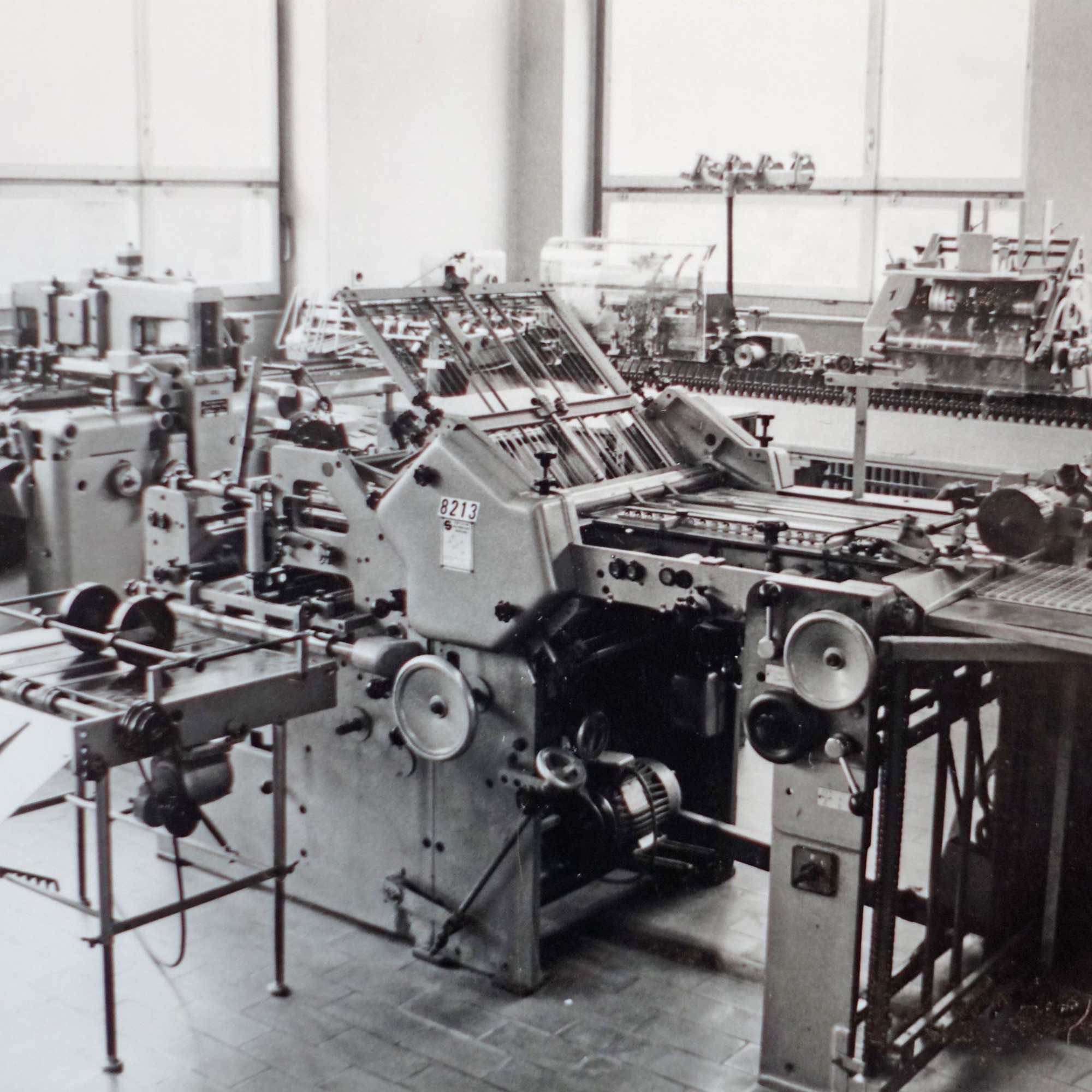 Die Buchbinderei in den 60er Jahren. Die Falzmaschinen im Format 50/70 fertigte die damaligen Baublätter.