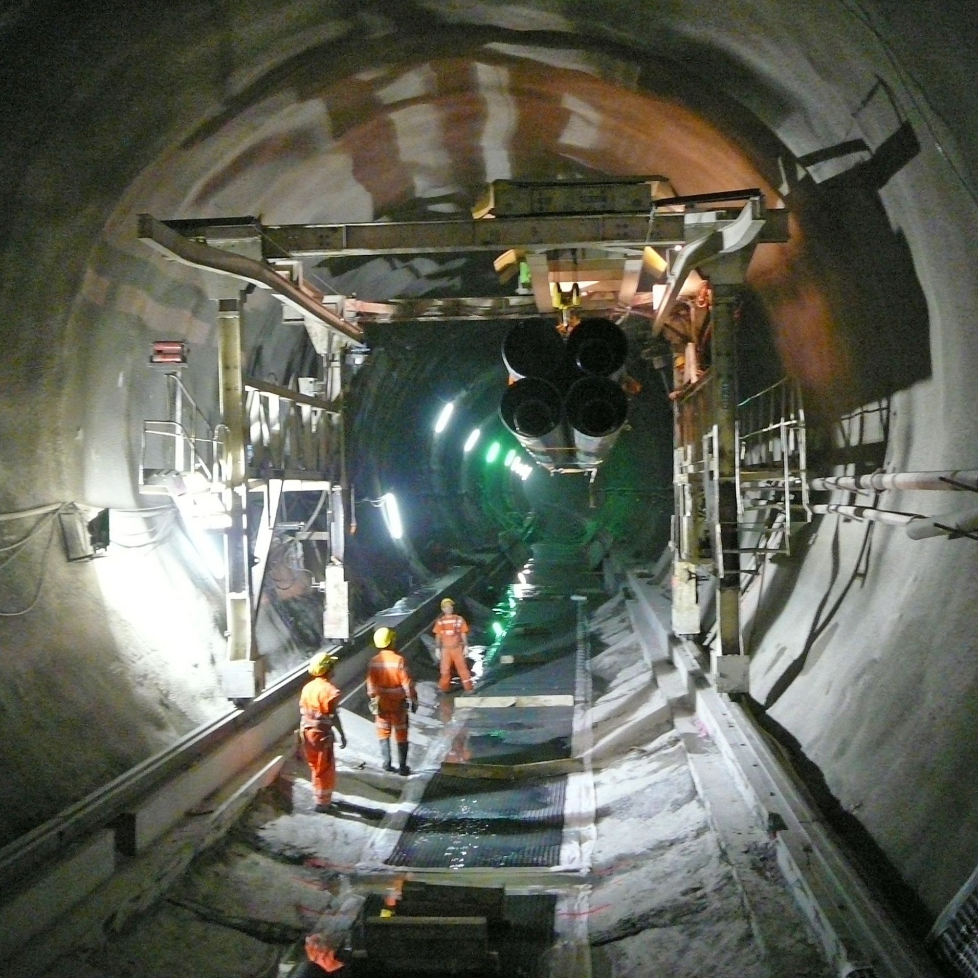 In der ausgebrochenen Tunnelröhre laufen die Arbeiten weiter.