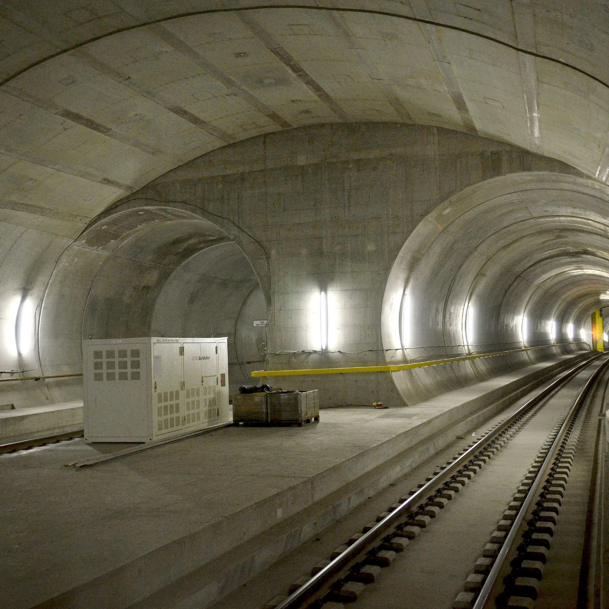 Betonkathedrale im Berg: In der Multifunktionsstelle Sedrun sind 2013 bereits die Gleise verlegt.