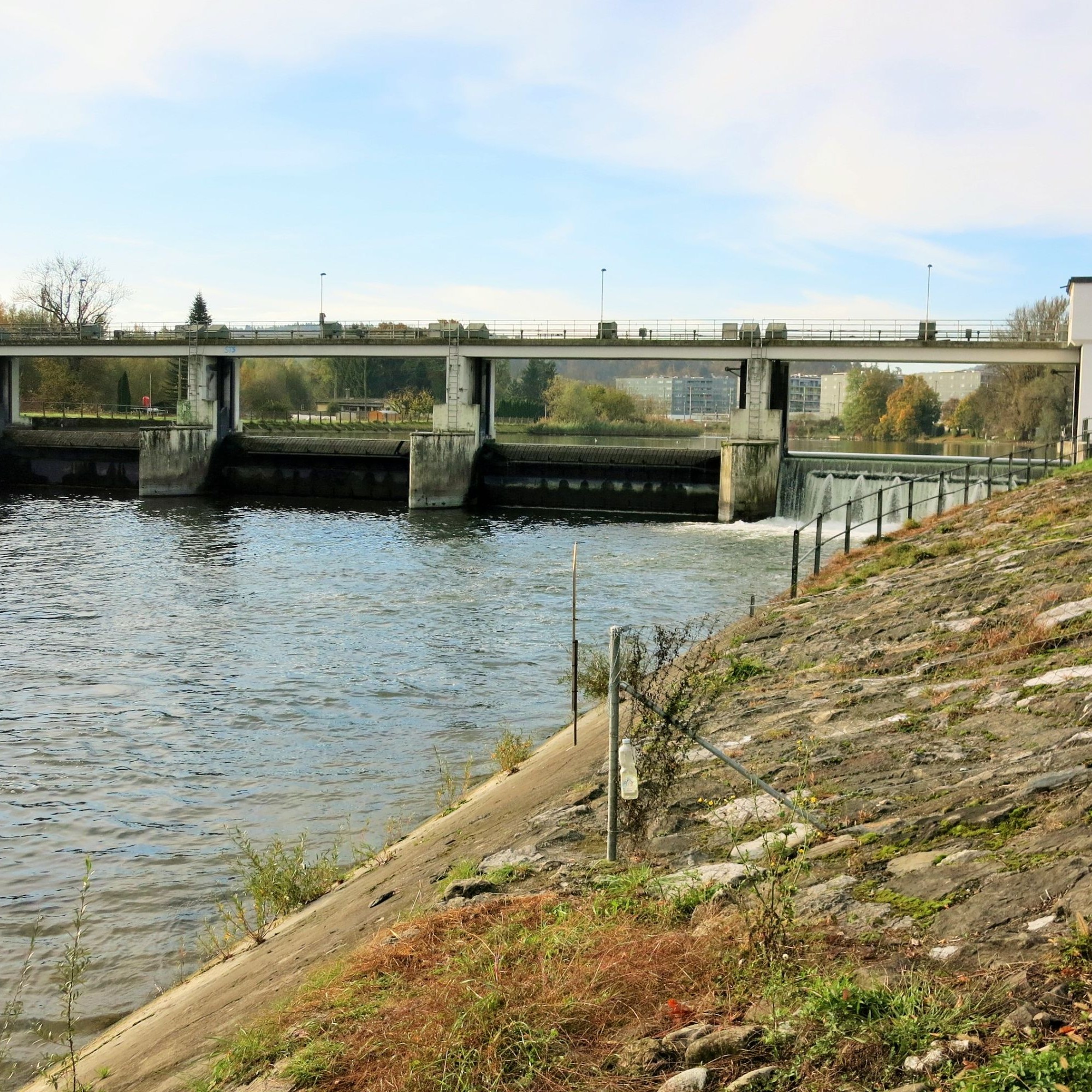 Wehr des Wasserkraftwerks Dietikon.