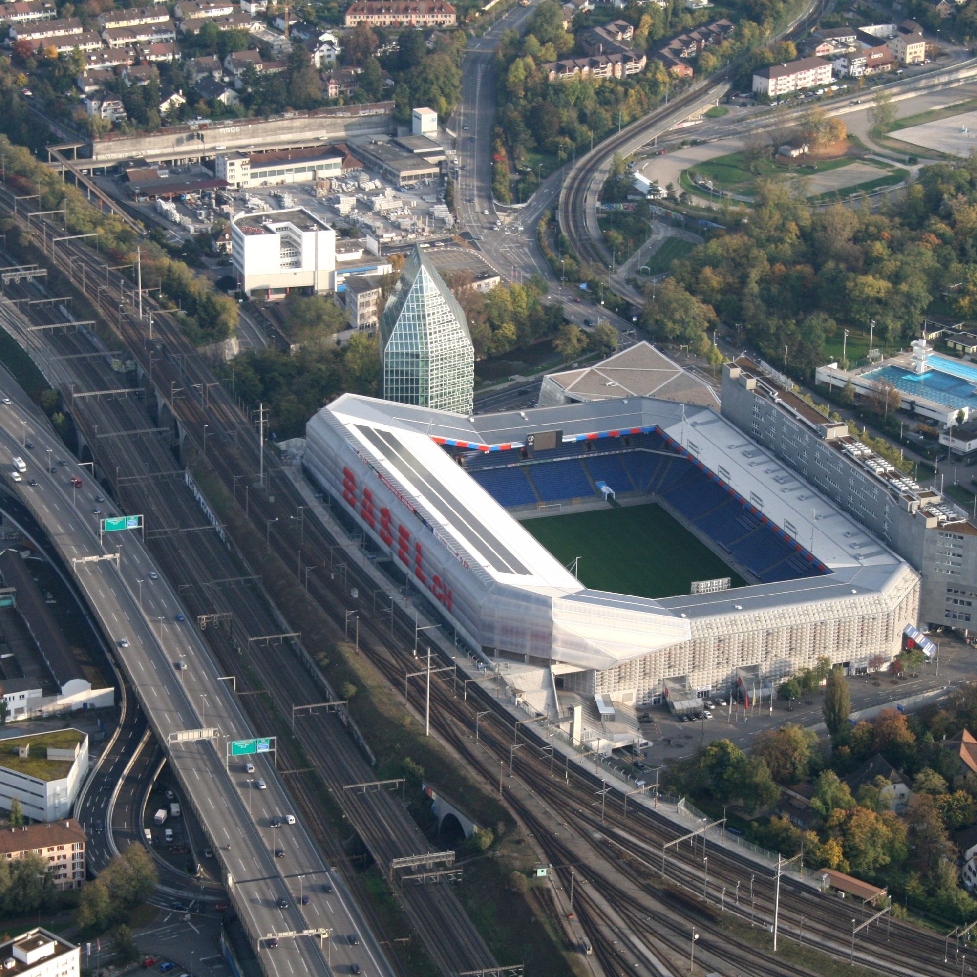 Der Basler St. Jakob-Park an der Osttangende der viel befahrenen Autobahn A2.