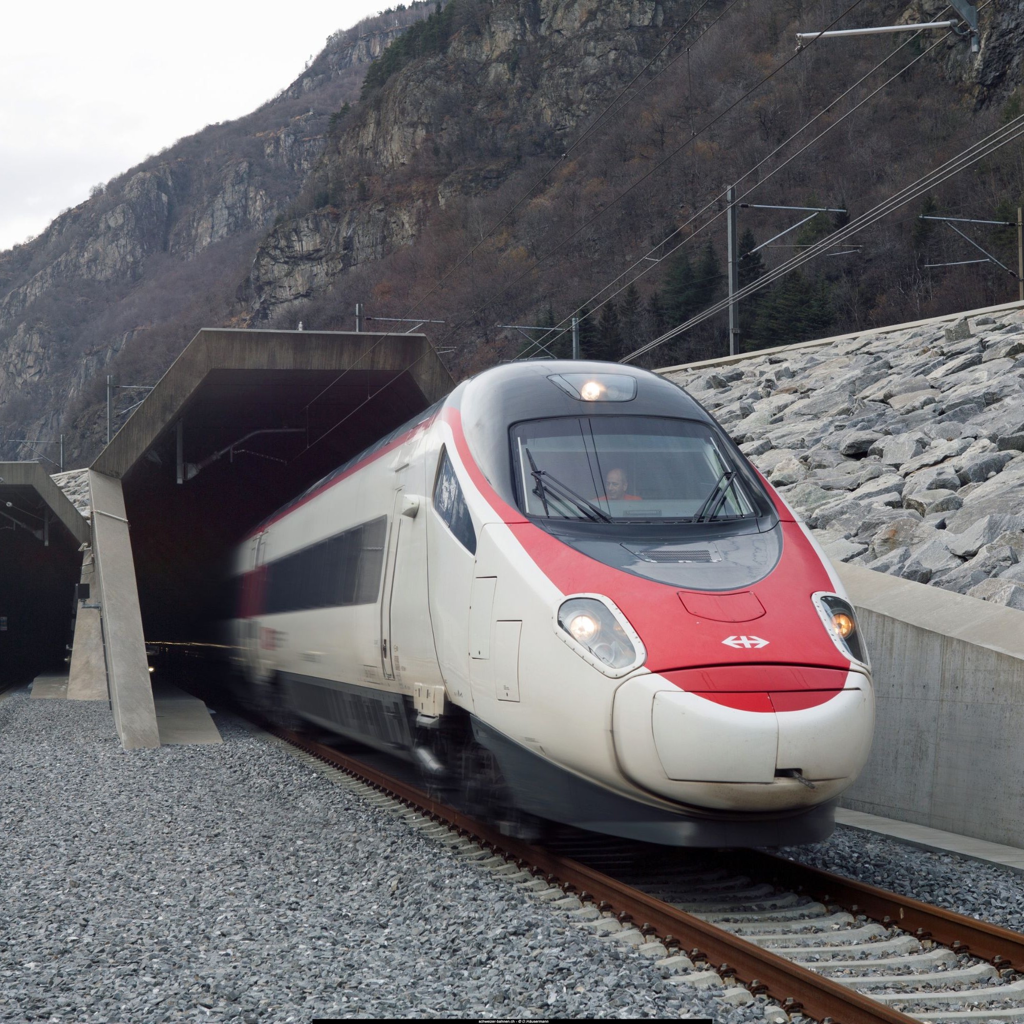 Zug fährt aus dem Gotthard-Basistunnel.