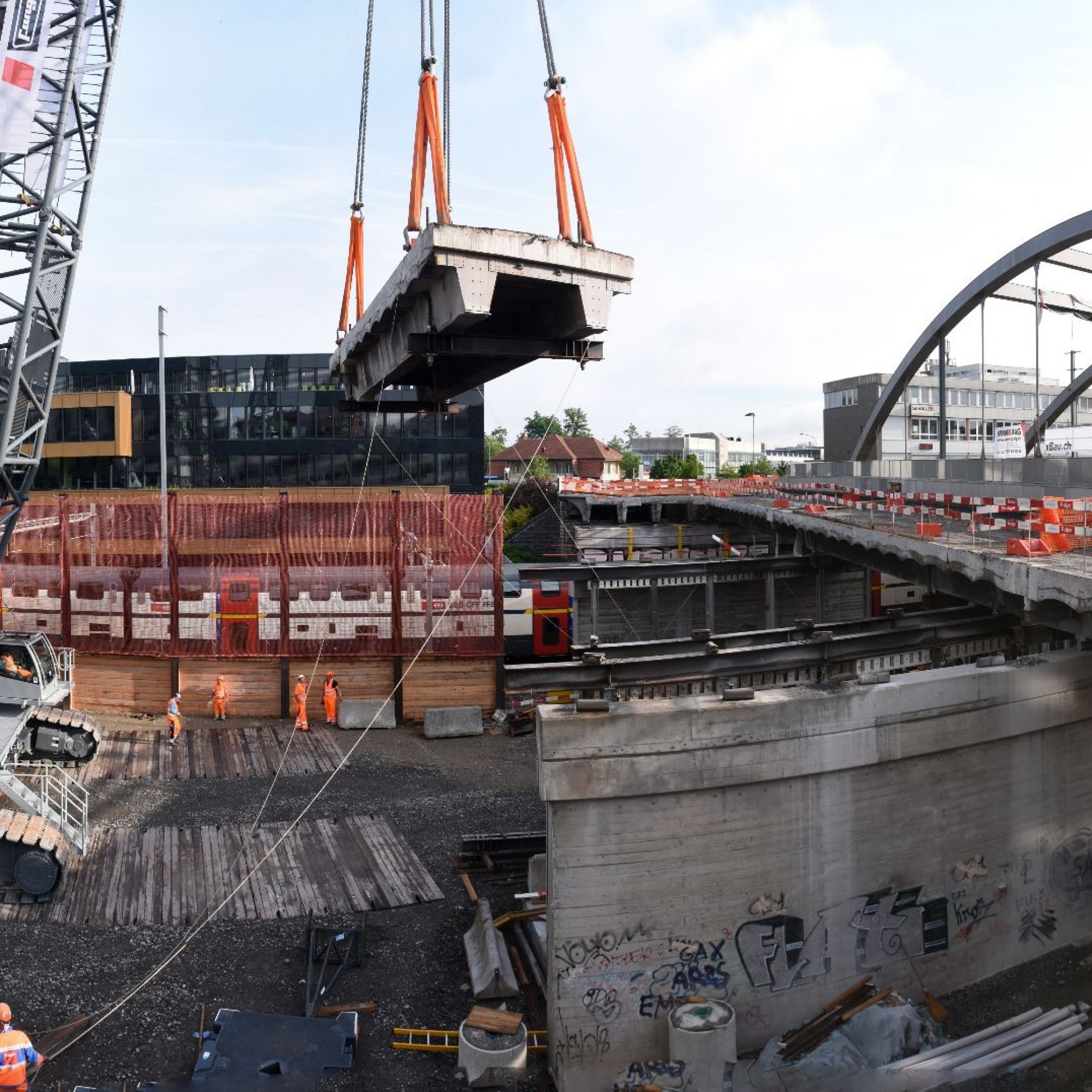 Im April letzten Jahres wurde die Stauffacherbrücke mit dem grössten Raupenkran der Schweiz abgebrochen. 