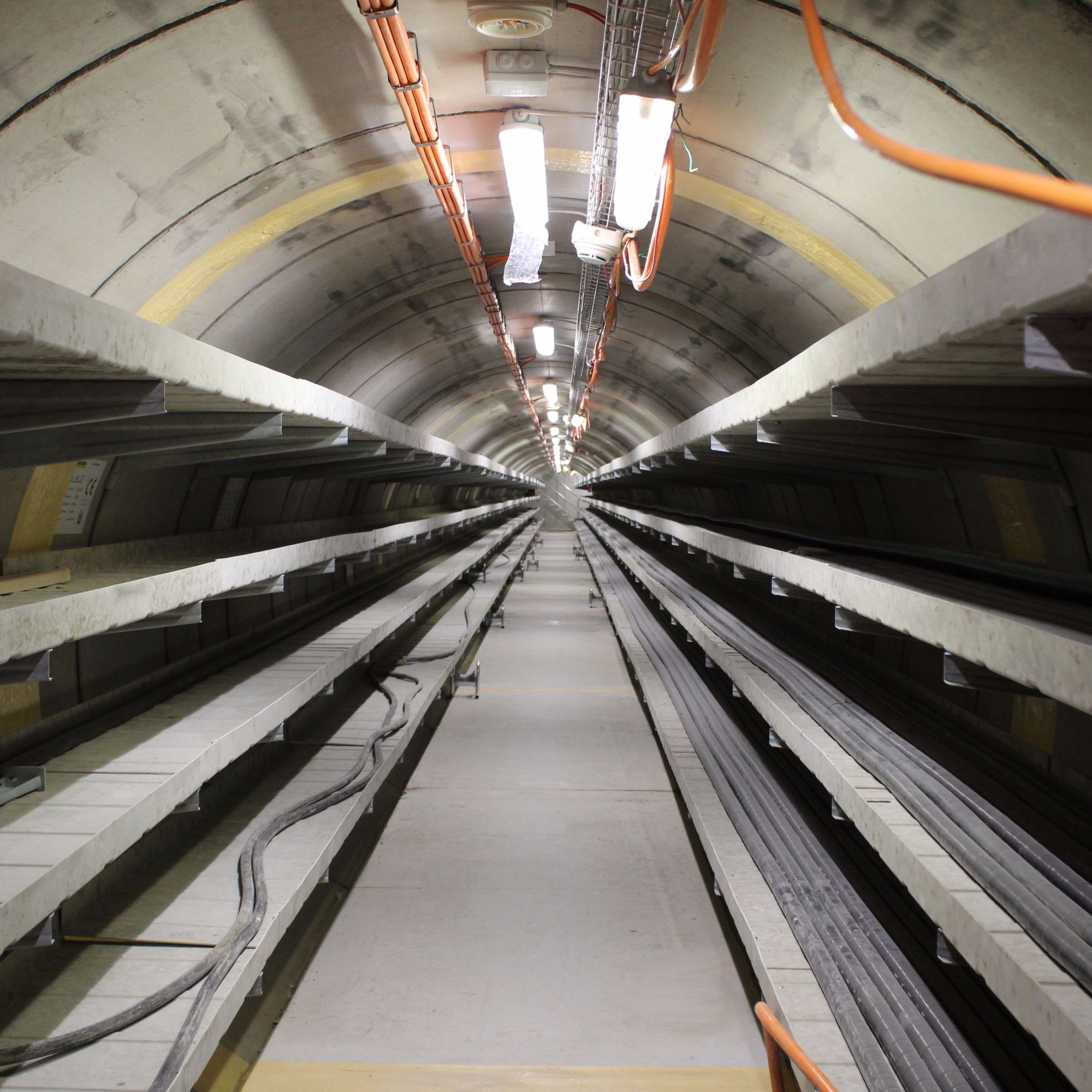 Einblick in den Kabelstollen unter dem Gleisgeflecht, der im Microtunneling-Verfahren gebaut wurde.