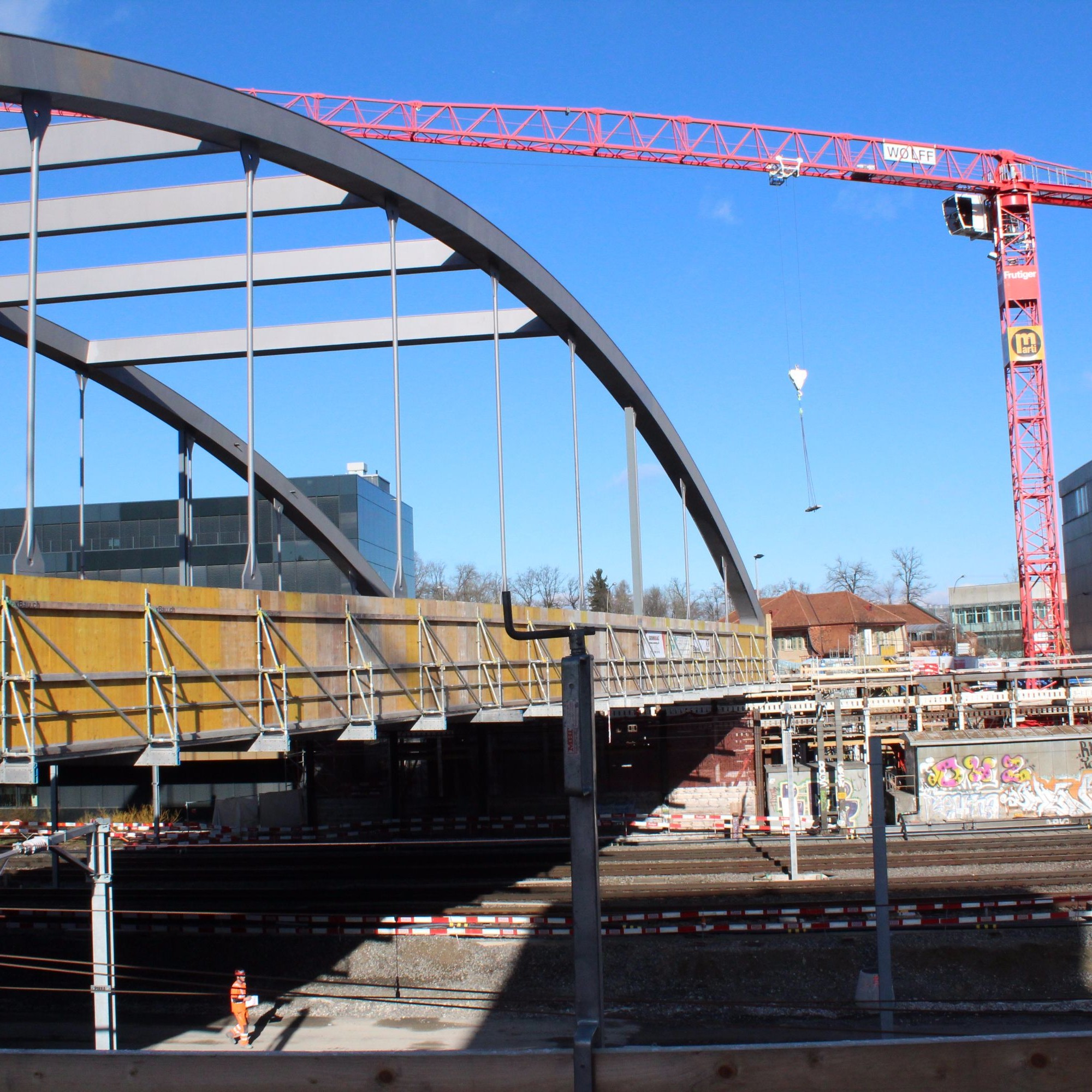 Die fertig montierten Stahlbogen fanden zunächst auf einer provisorischen Konstruktion östlich der alten Brücke Platz.