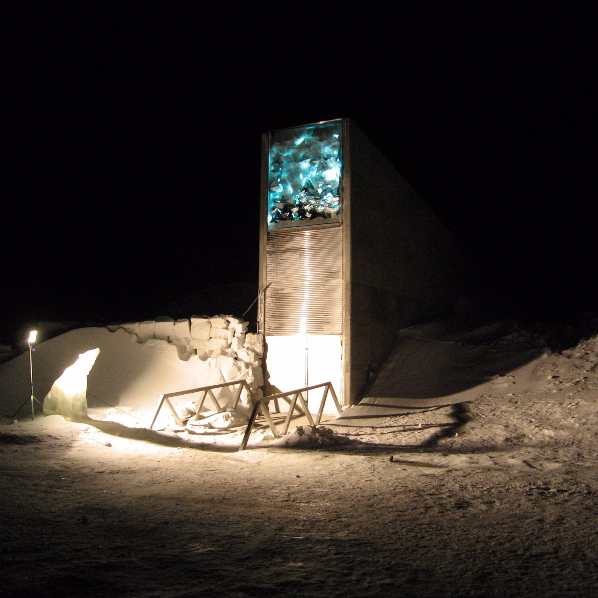 Der Svalbard Global Seed Vault in der Nacht...