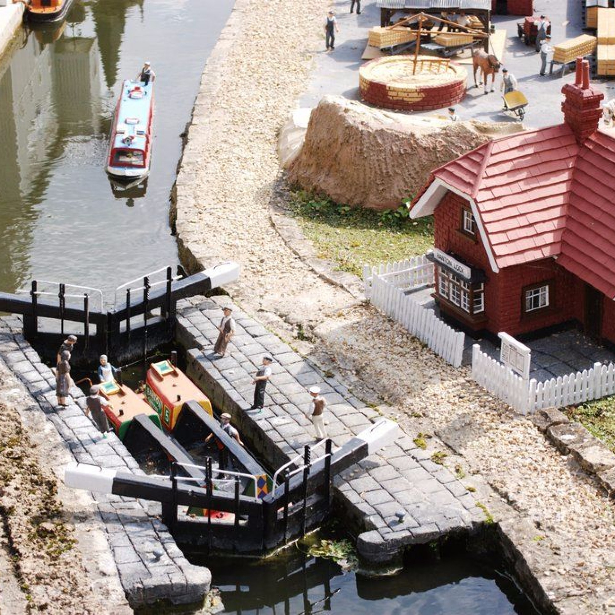 Bekonscot ist von mehrere Kanälen und kleineren Flüssen durchzogen.