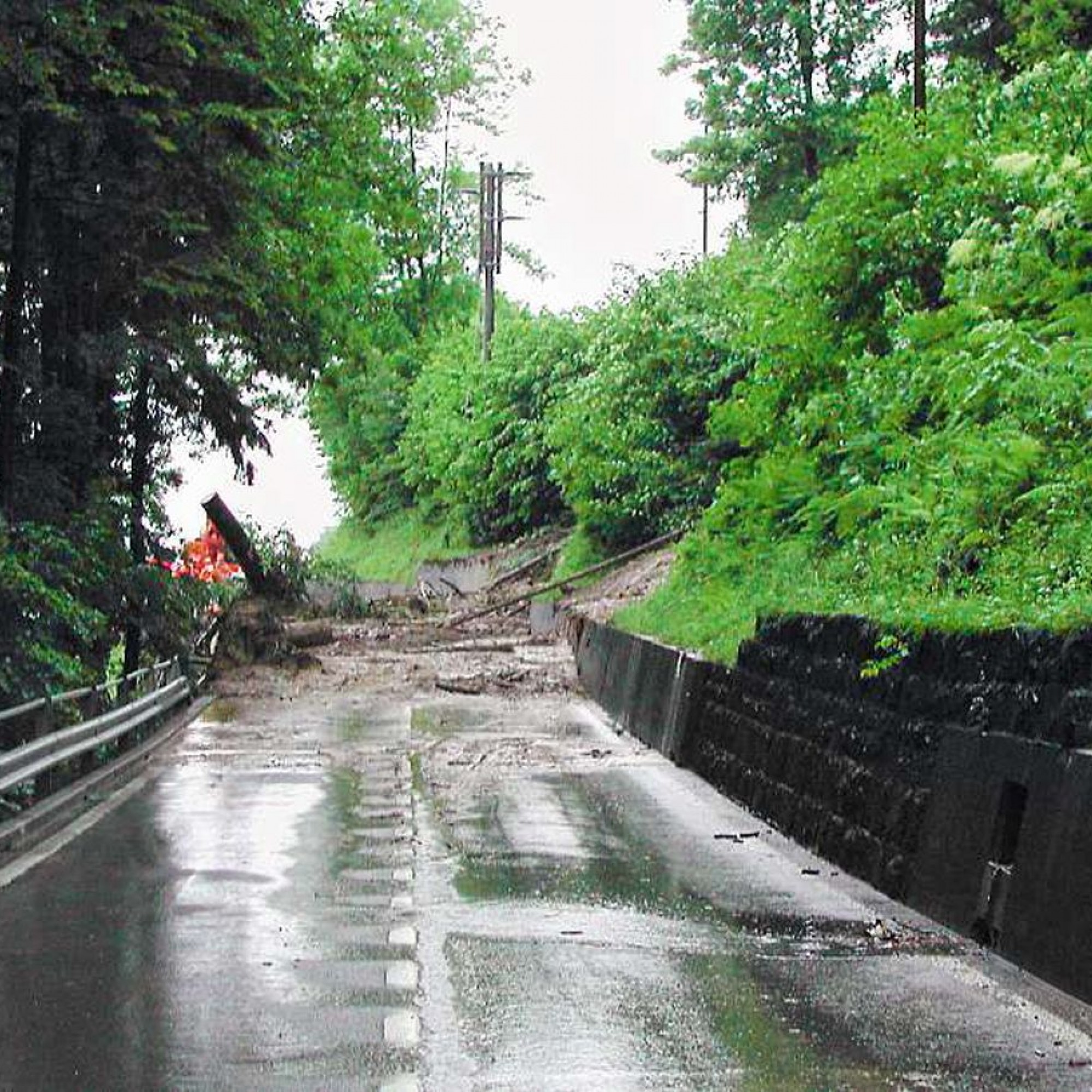 Kantonsstrasse K4, Abschnitt Ränggloch-Horüti. Hier ging 2002 ein Murgang nieder.