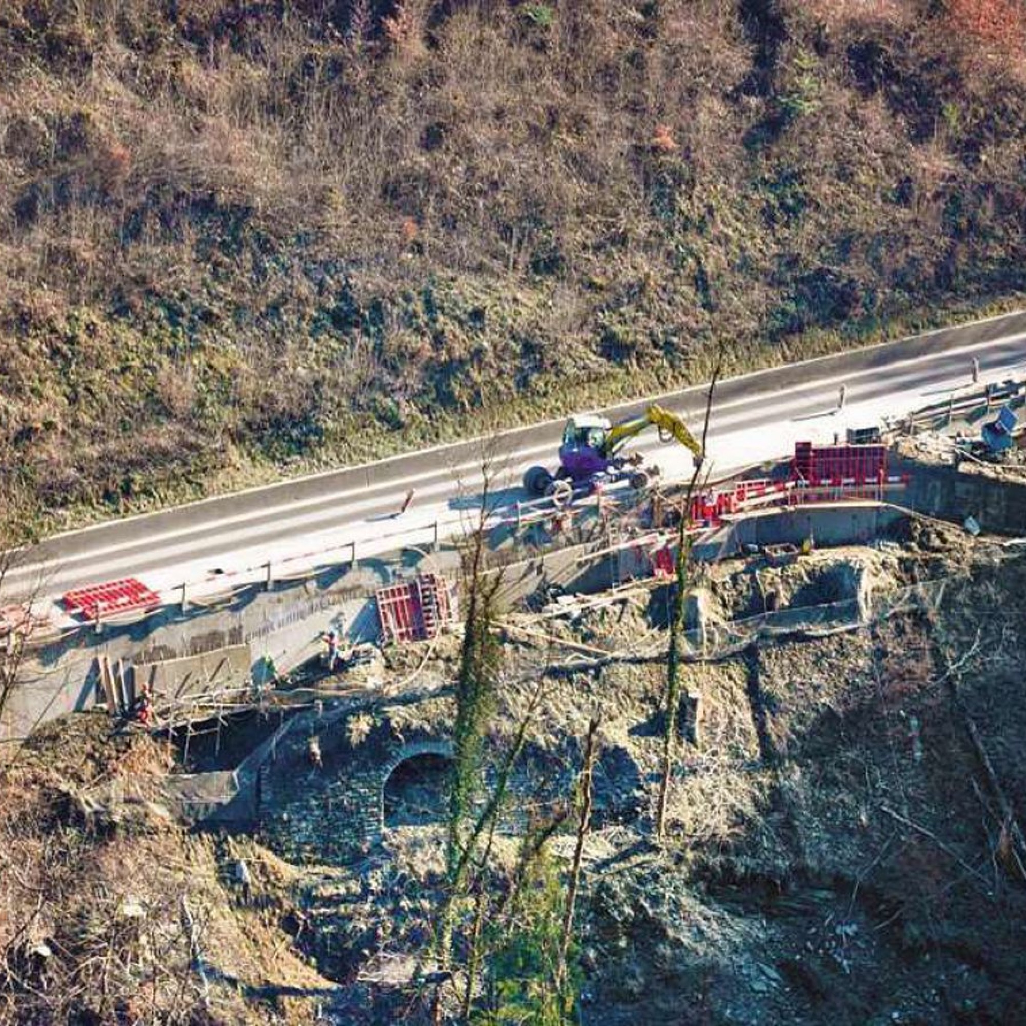 Kantonsstrasse K4, Abschnitt Ränggloch-Horüti. Nach einer Rissbildung in der Fahrbahn im Jahr 2012 mussten Sofortmassnahmen ergriffen werden.