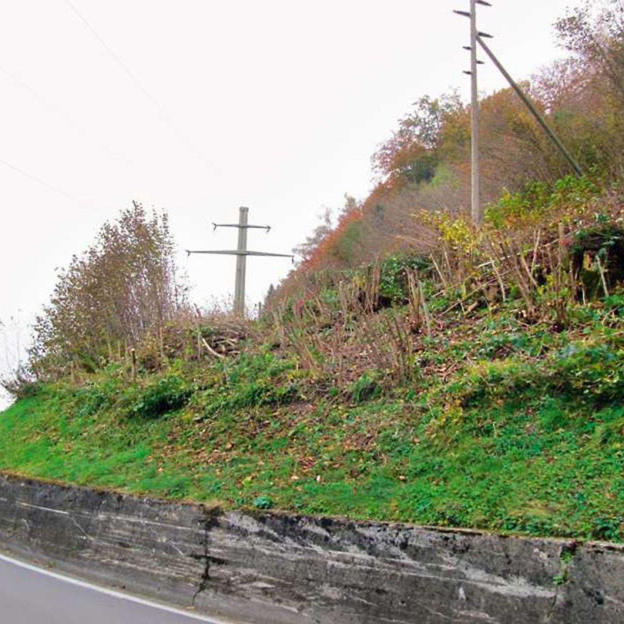 Kantonsstrasse K4, Abschnitt Ränggloch-Horüti. Weil die Strasse zu schmal ist, befinden sich an den bestehenden Kunstbauten zahlreiche Schleifspuren.