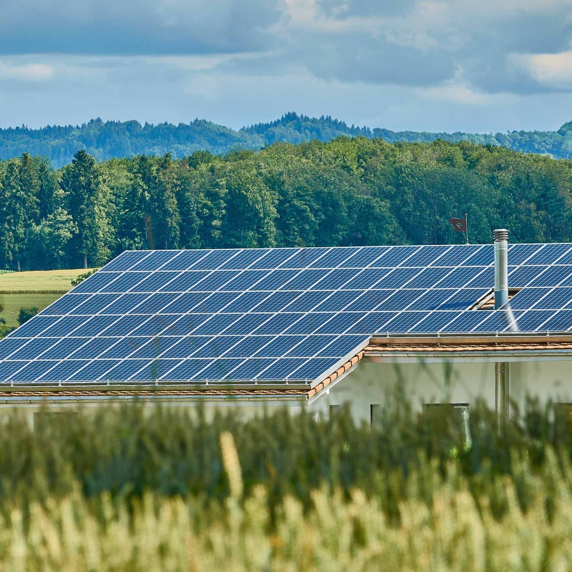 Haus mit Photovoltaikinstallationen auf dem Dach.