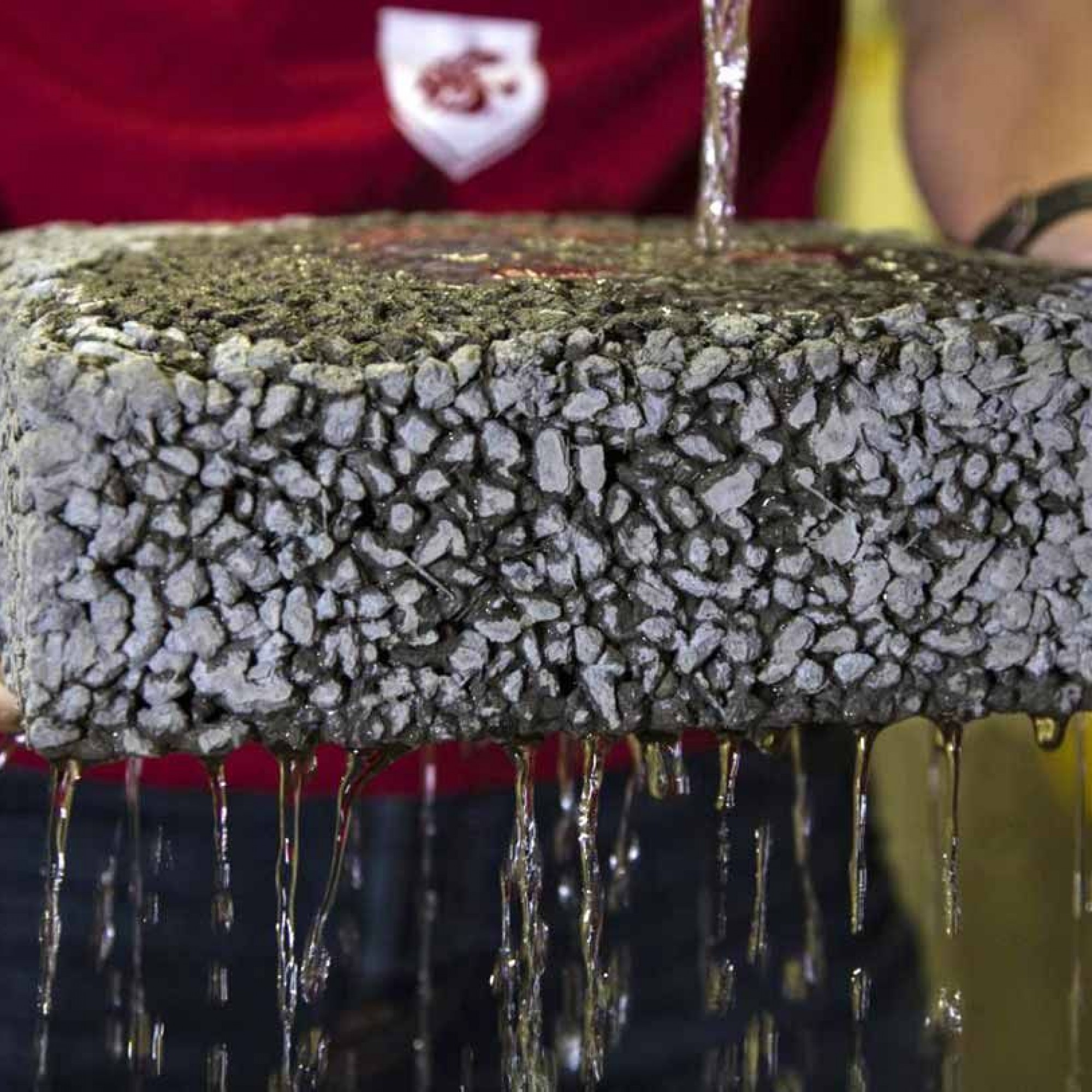 Alles im Fluss: der mit Kunststoffabfällen durchsetzte Beton lässt das Wasser beinahe durchfliessen.