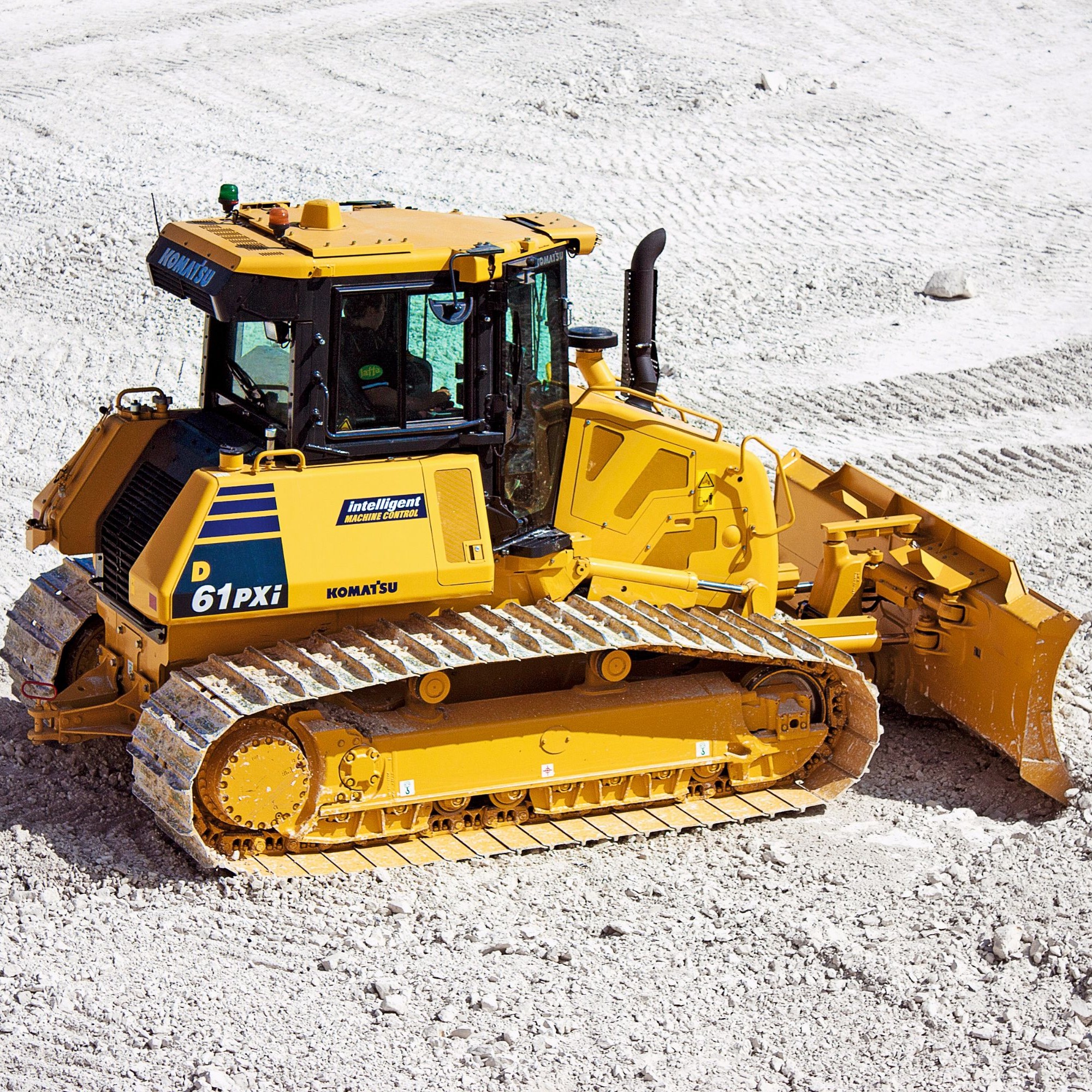 <p>Dieser Bulldozer von Komatsu kommt ab Werk mit einer Maschinensteuerung mit globalem Navigationssystem, was das tägliche An- und Abbauen von Antennen und Kabeln überflüssig macht.</p>