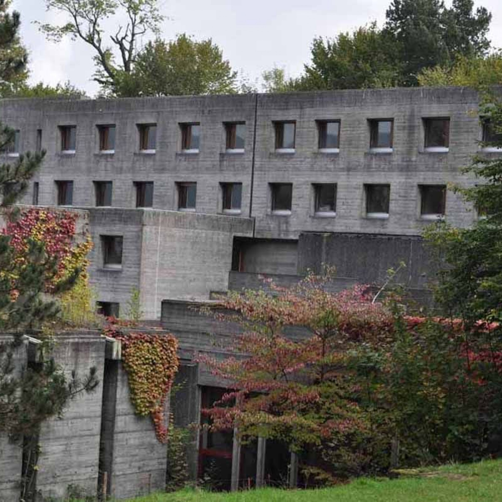 Das Franziskushaus wurde zwischen 1966 und 1969 vom Le-Corbusier-Schüler Otto Glaus errichtet.