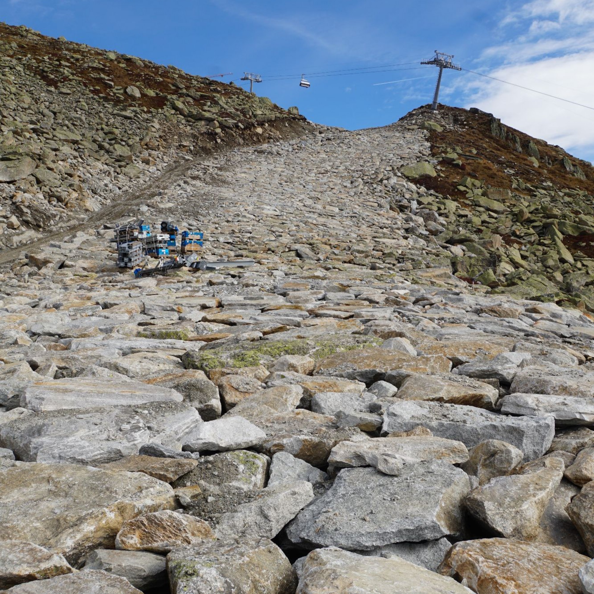 Aus Sicherheitsgründen mussten Felsen im Bereich markierter Pisten gesprengt werden. An einigen Stellen der Pistenfläche wurde das Bruchmaterial lose zu einem Ensemble angeordnet.