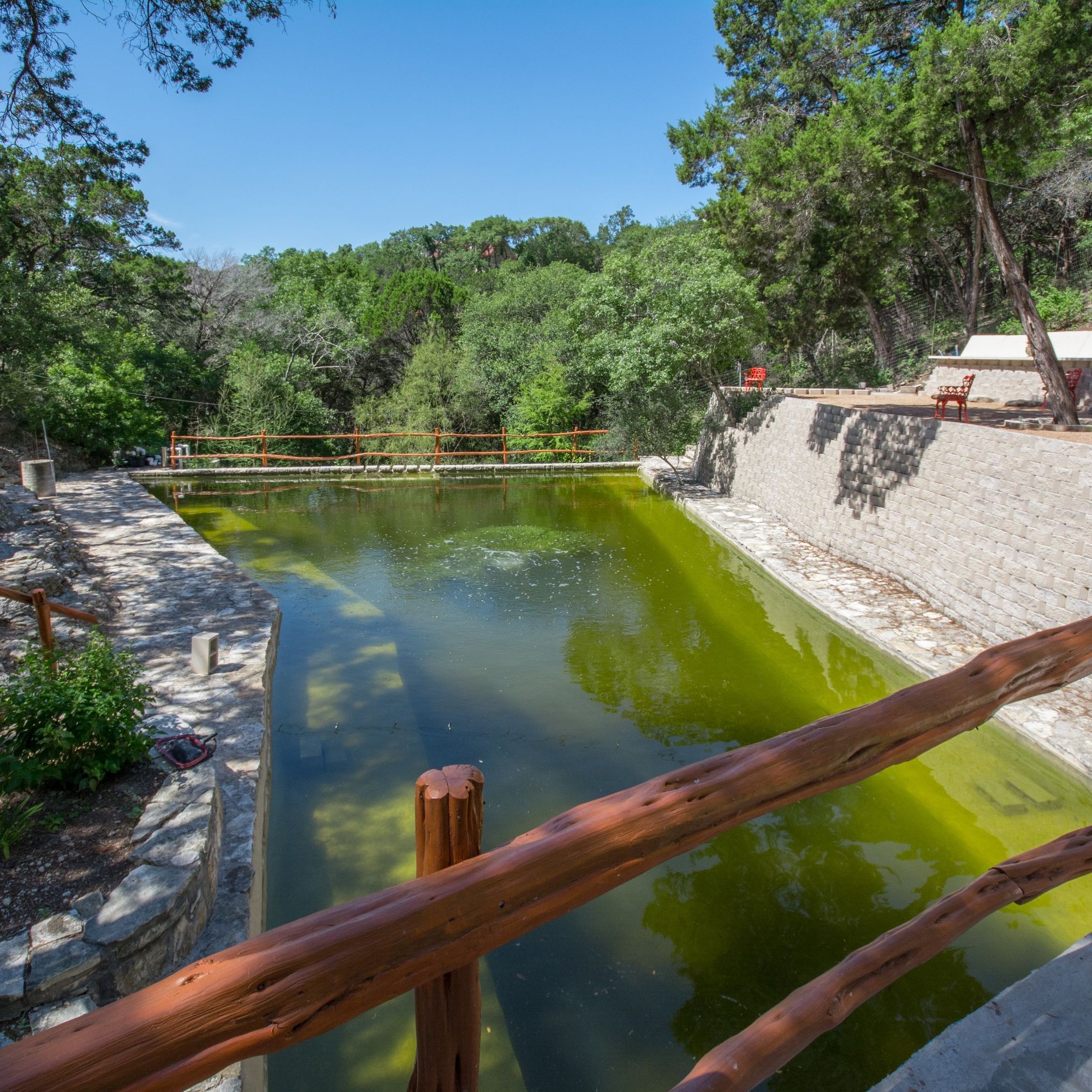 Auf dem Grundstück sind mehrere grosse Koi-Teiche verteilt. Doch der Garten hat noch mehr zu bieten: Ein riesiger Pool mit Wasserfall lädt für Partyabende ein. Allein für die Gestaltung und den Bau des Pool-Bereichs wurden über 500‘000 Dollar ausgegeben.