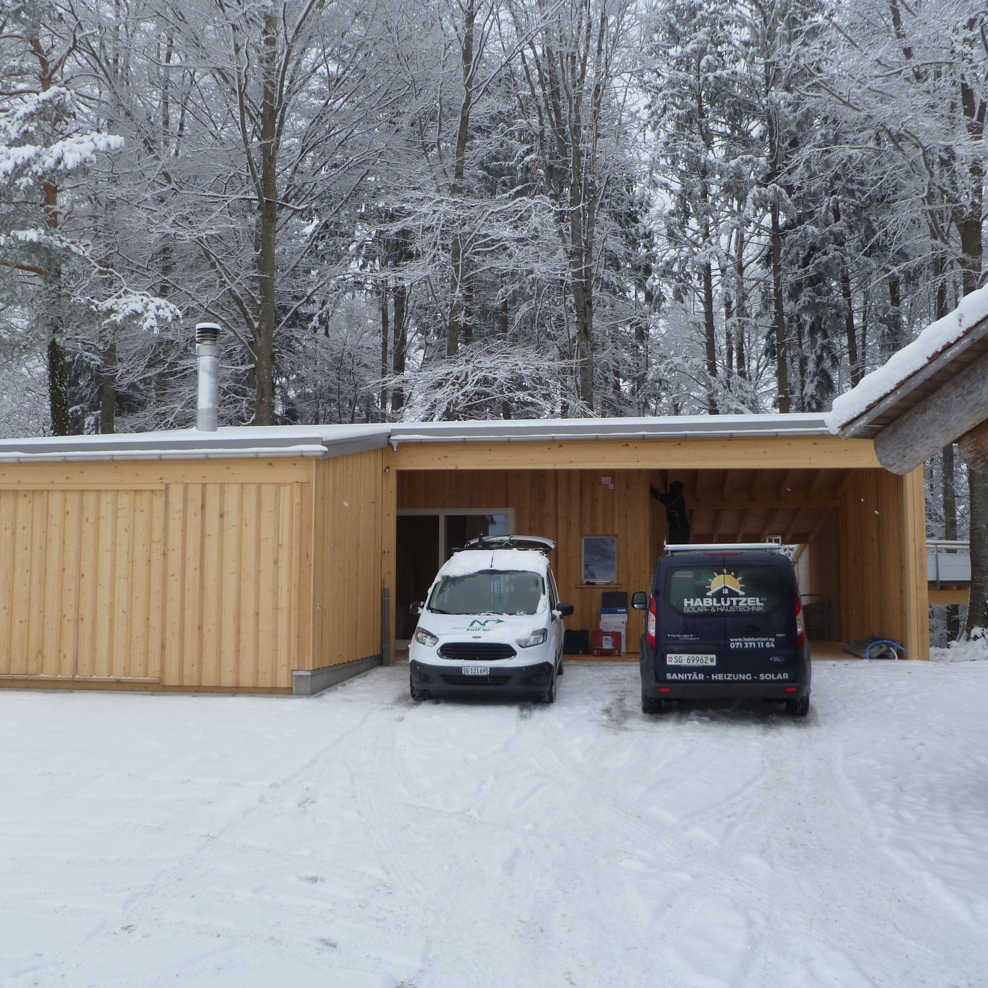 Letzte Arbeiten am Wipfelhaus. Hier befindet sich die Kasse mit Zugang zum dahinter liegendem Pfad. Rechts im Bild das bestehende Blockhaus mit Sanitärbereichen, das für Veranstaltungen genutzt werden kann.  