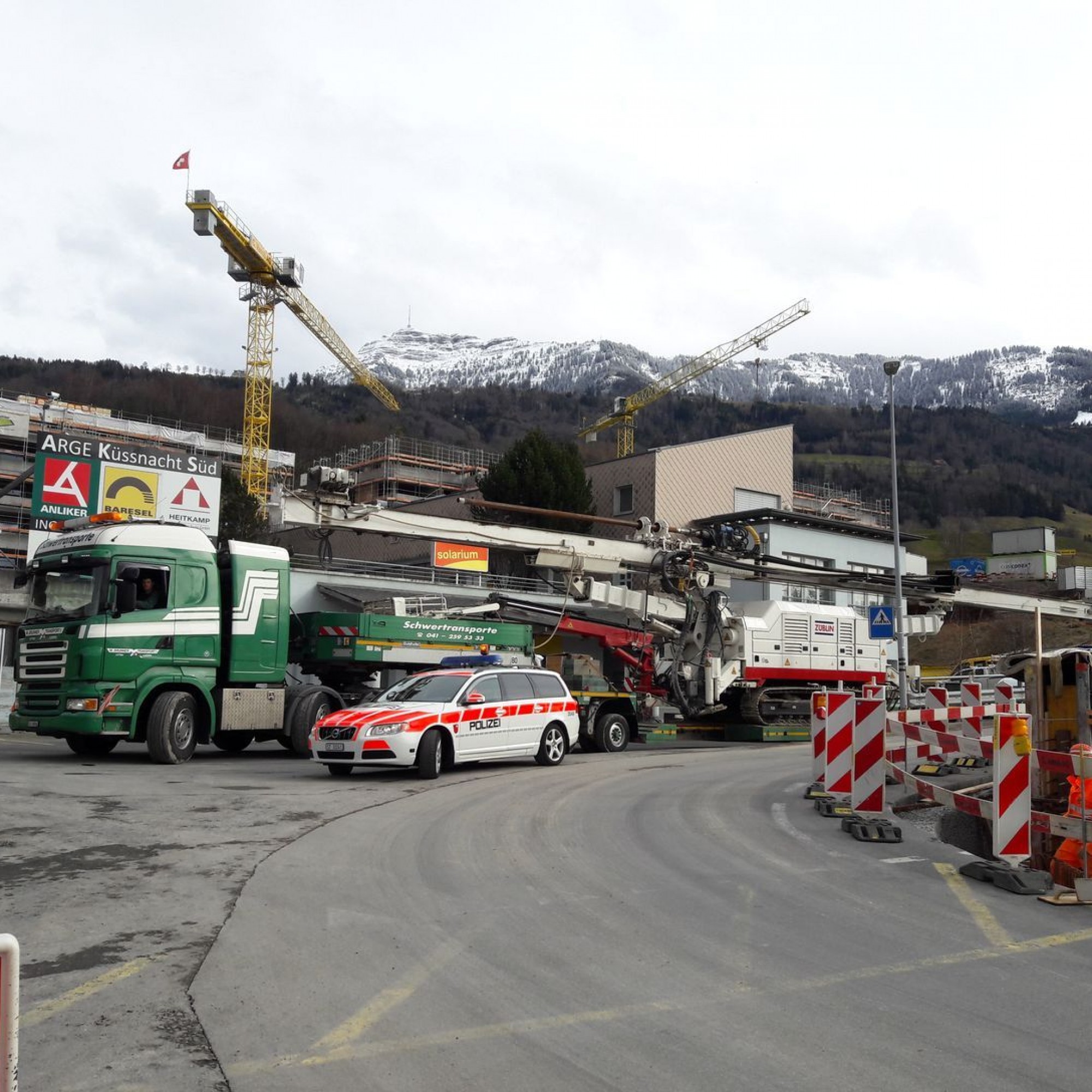 Das Bohrgerät wurde per Spezialtransport zur Baustelle geliefert.