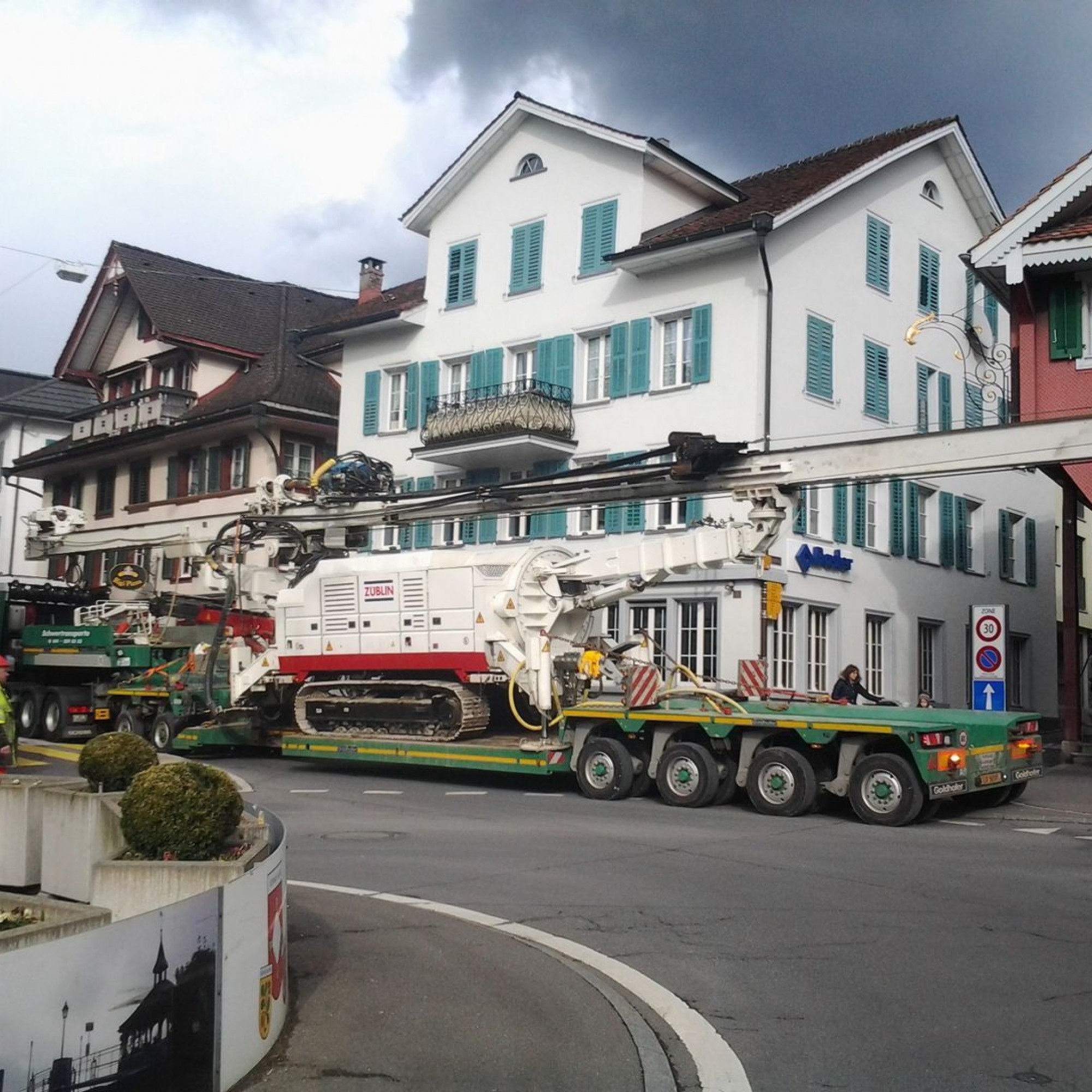 Das Bohrgerät wurde per Spezialtransport zur Baustelle geliefert.