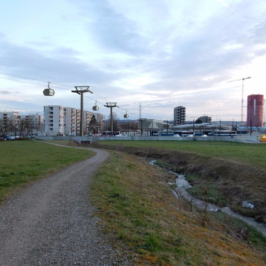 Blick auf die ÖV-Plattform Stettbach.