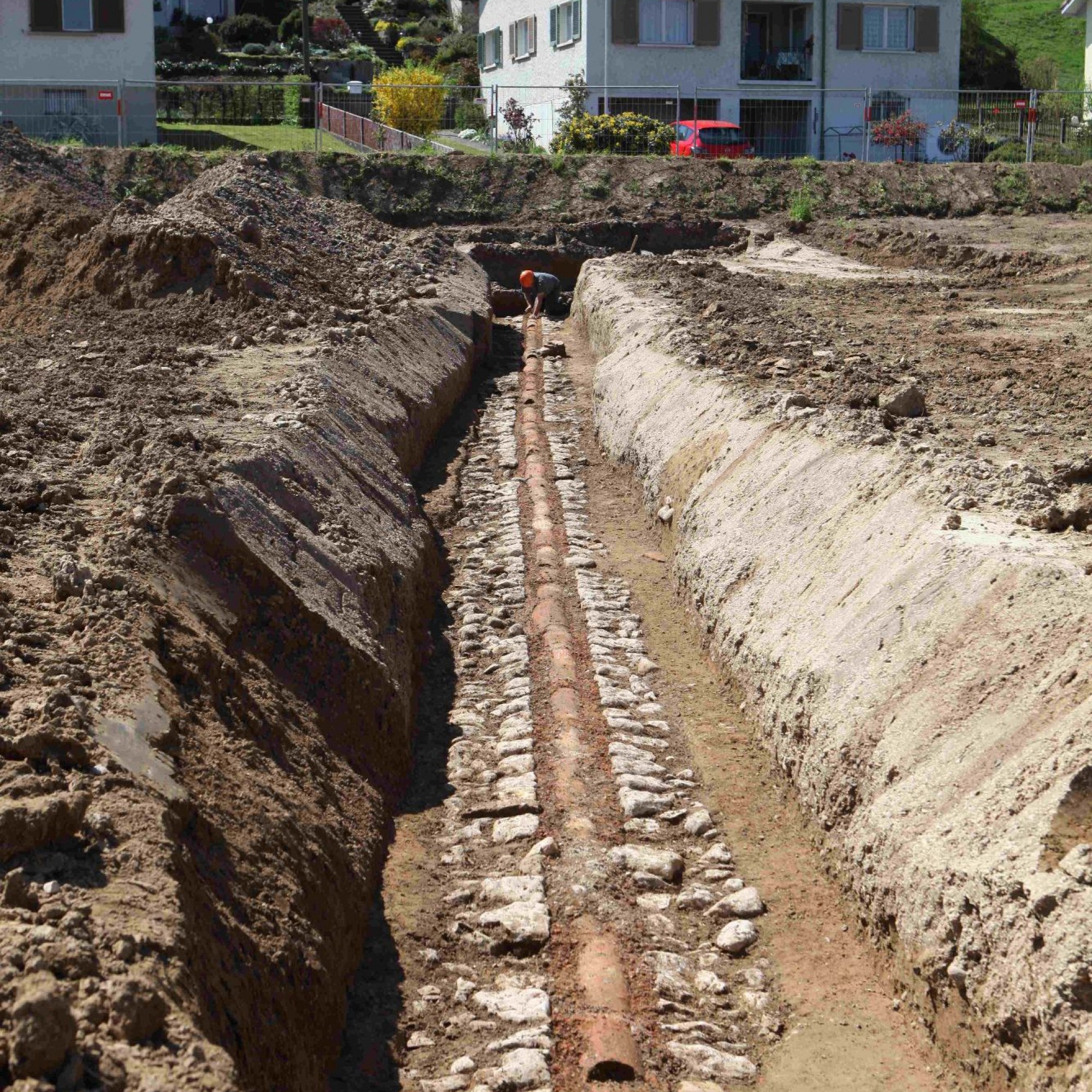 Ansicht der freigelegten Wasserleitung in Blickrichtung Südwest zum Hang.