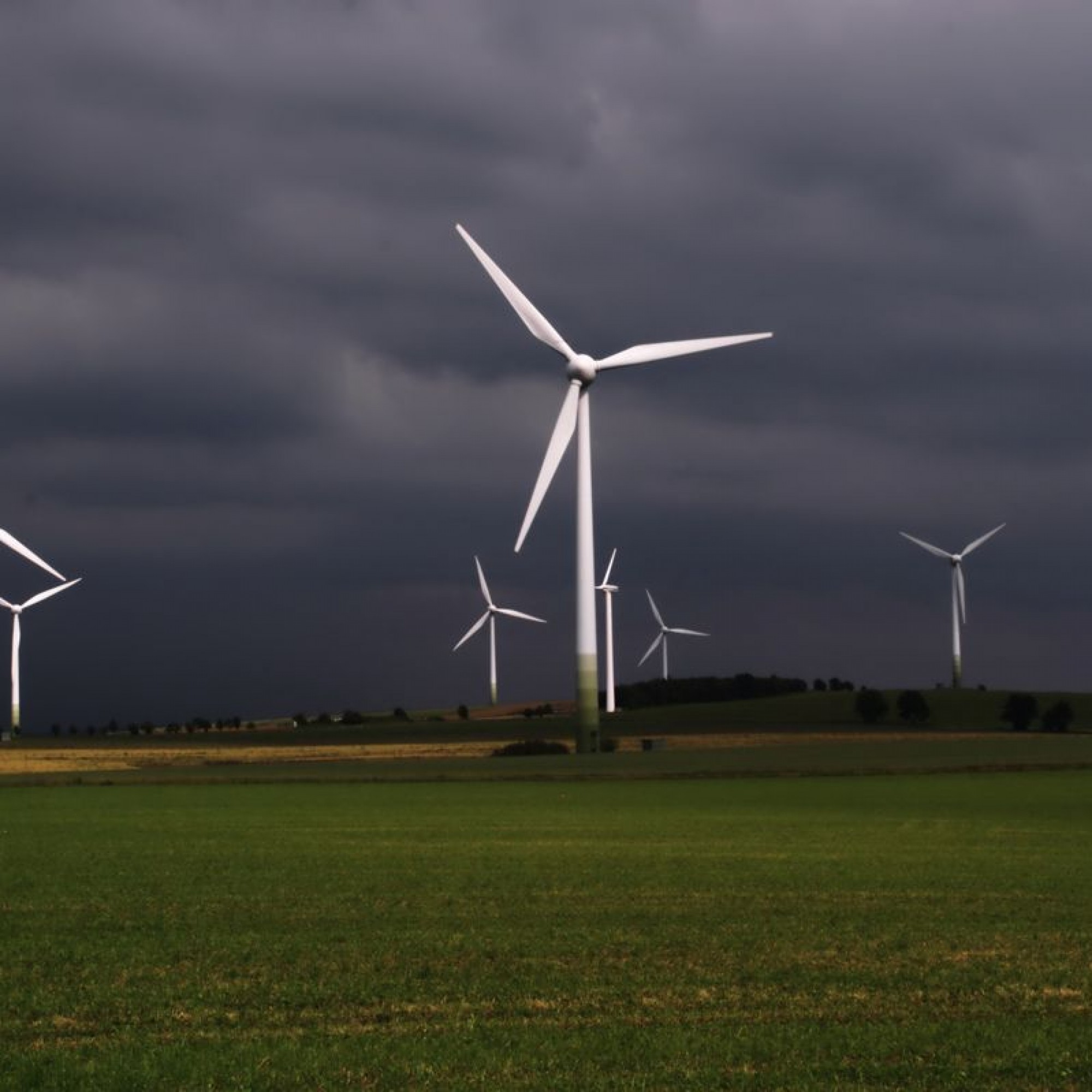 Dunkle Wolken über dem Windparkprojekt auf dem Lindenberg: Die Luzerner fühlen sich von den Aargauern hintergangen (Symbolbild).