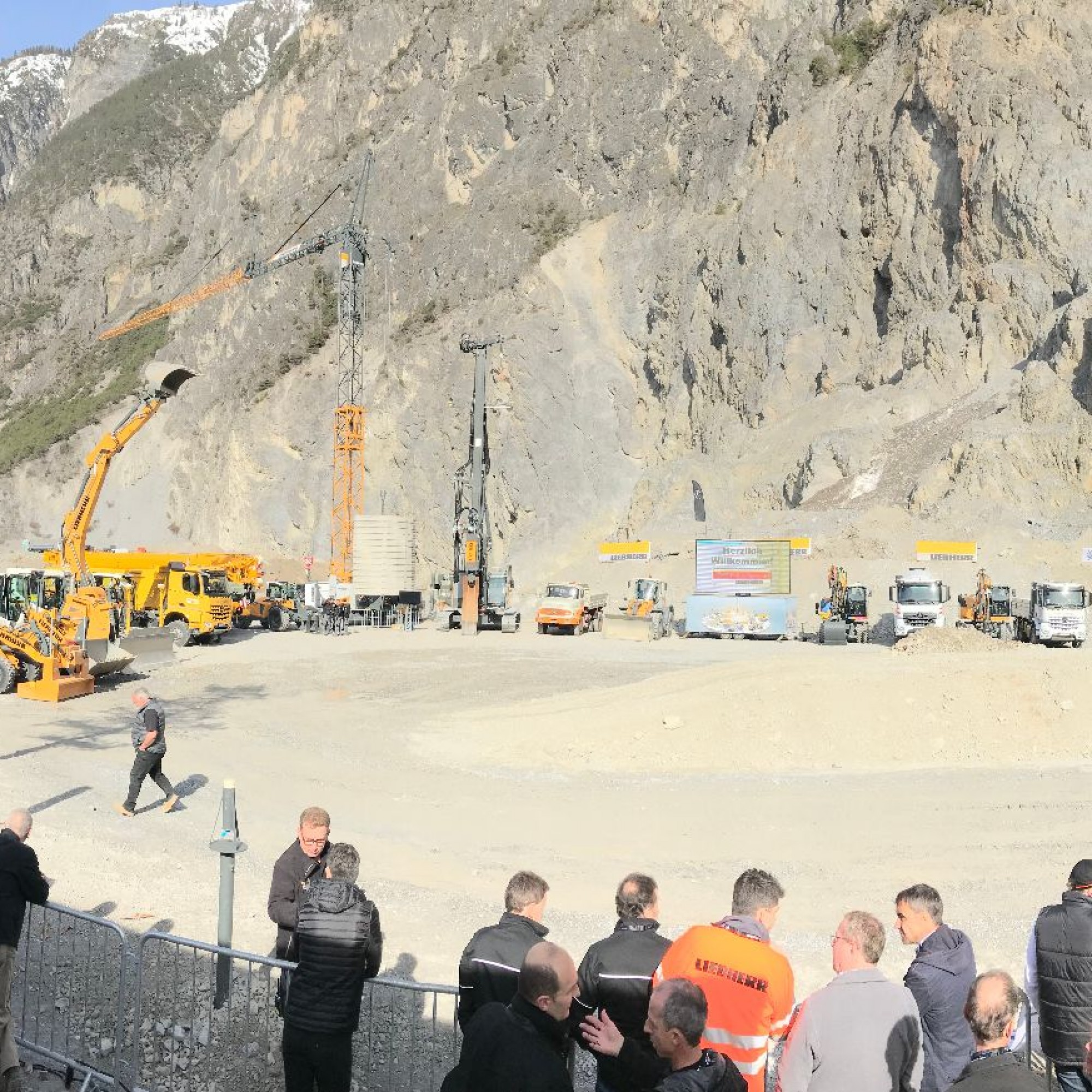 Bauexperten aus dem deutschsprachigem Raum trafen sich zum Auftakt der Liebherr-Roadshow 2018 im Steinbruch östlich von Zams. Liebherr präsentierte seine 19 Baumaschinen unter verschiedenen Einsatzbedingungen gemeinsam mit Geräten der langjährigen Koopera