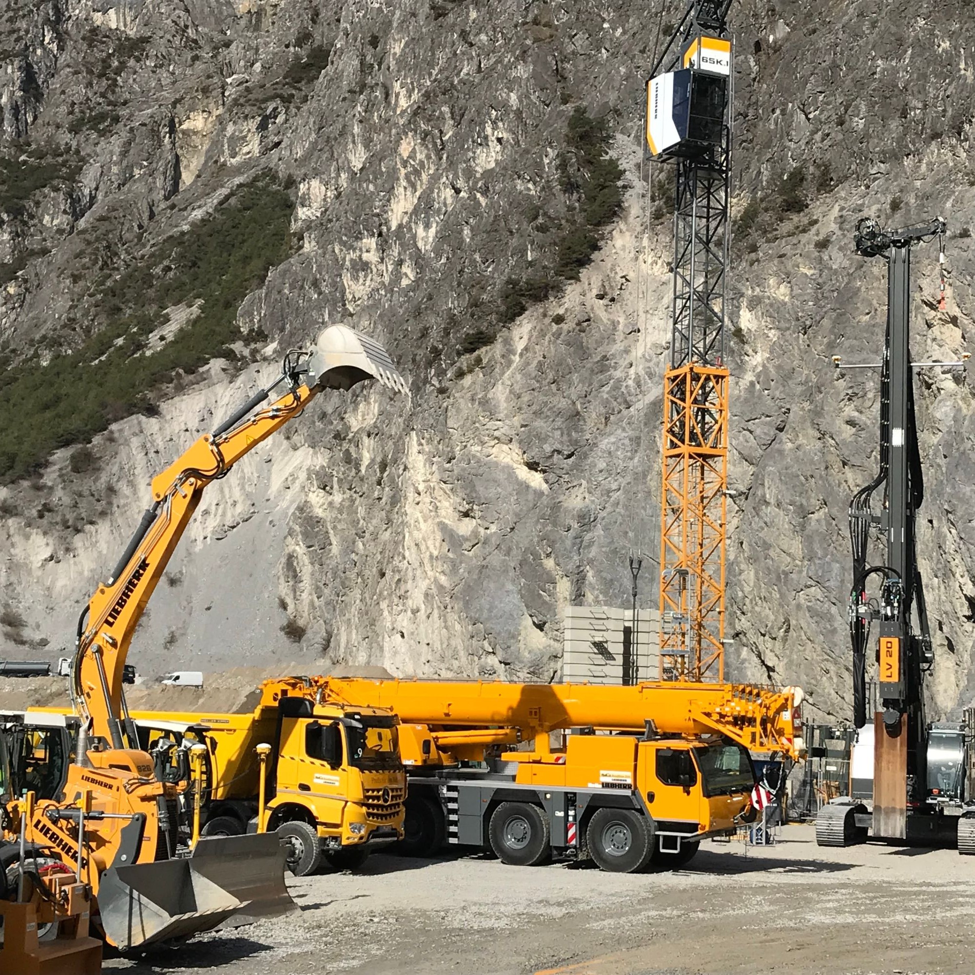 Sie beeindruckten durch ihre Grösse: der Liebherr-Mobilkran «LTM 1090-4.2», der  Schnelleinsatzkran «65 K.1» sowie das Ramm- und Bohrgerät «LRB 18».