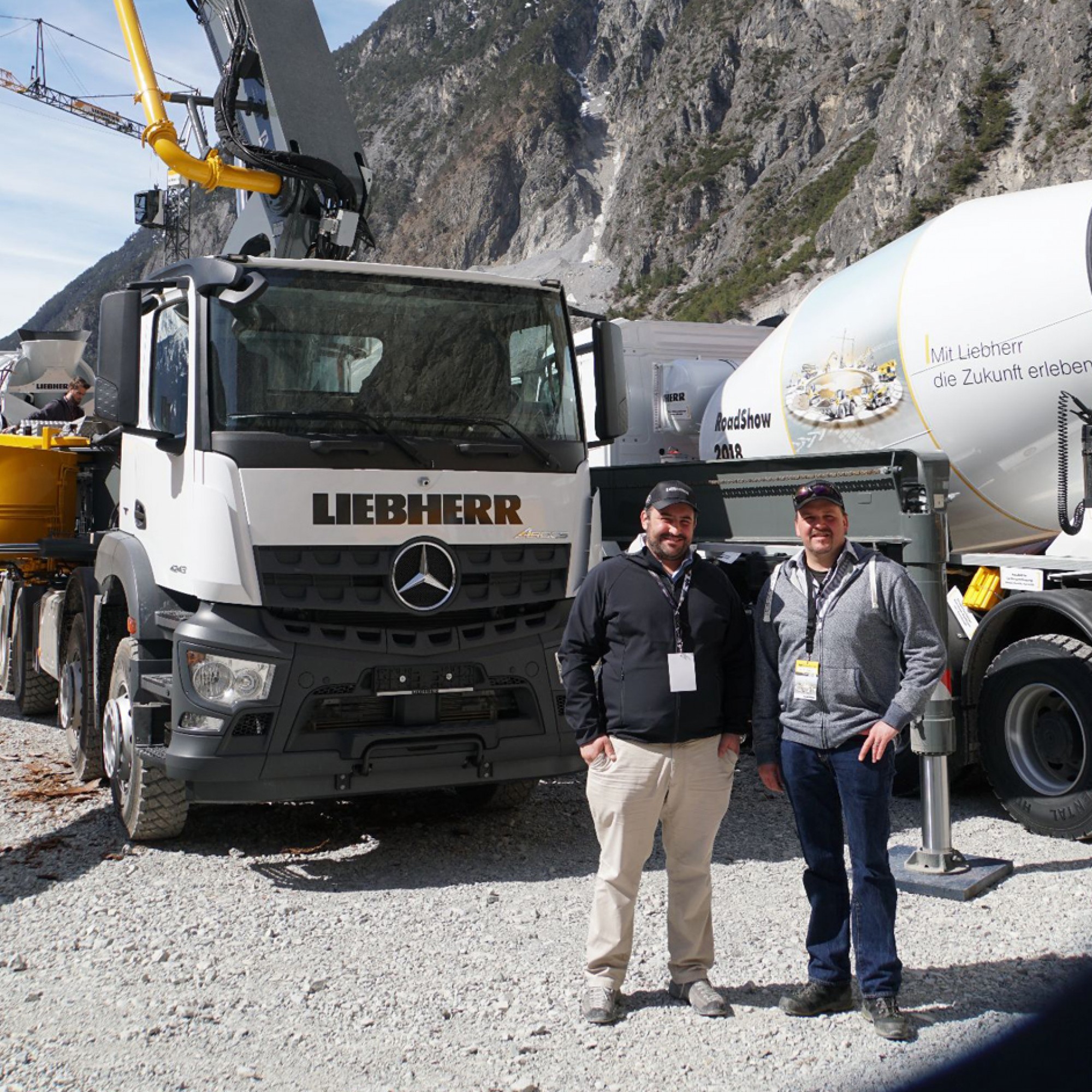 Giancarlo Weingart (rechts), Geschäftsführer der Calanda-Gruppe Chur, und Lukas Grilli, Grilli AG, Schüpfheim, interessierten sich für den Fahrmischer.