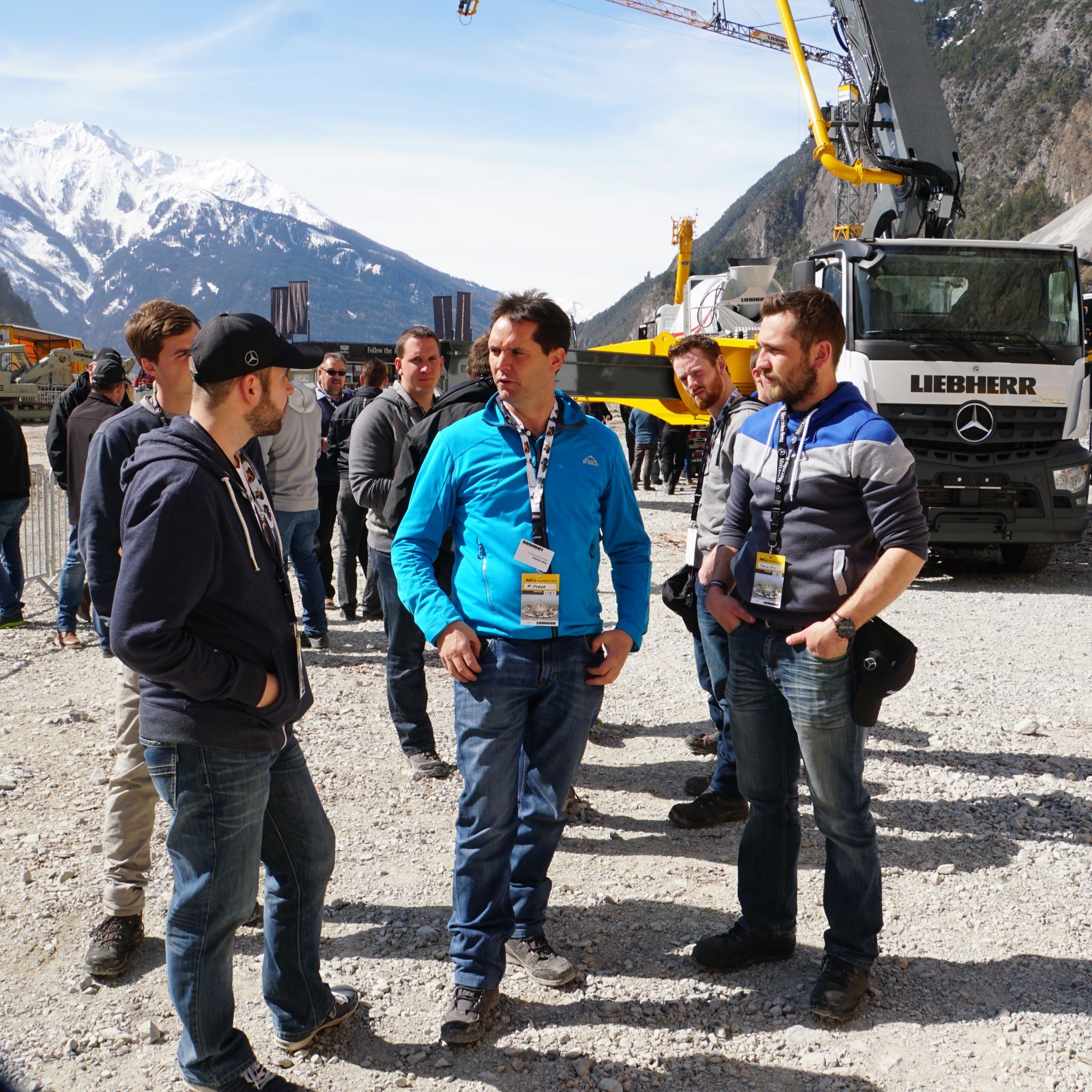 Reto Studer, Leiter Marketing von Liebherr Schweiz, im Gespräch mit einigen Schweizer Teilnehmern.