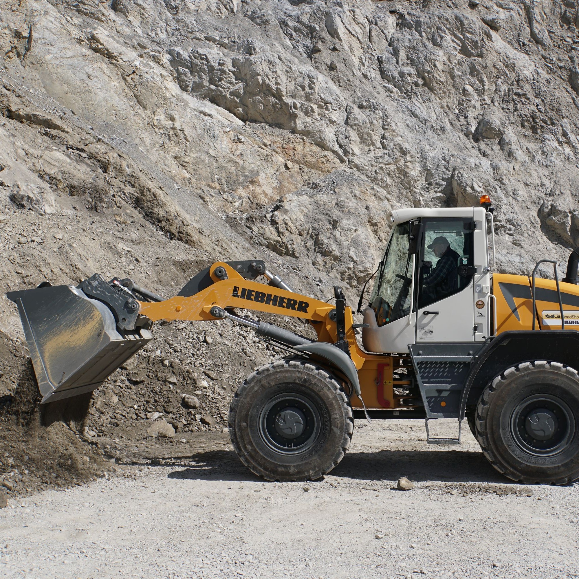 Egon Andenmatten testet den Liebherr-Radlader «L 546». 