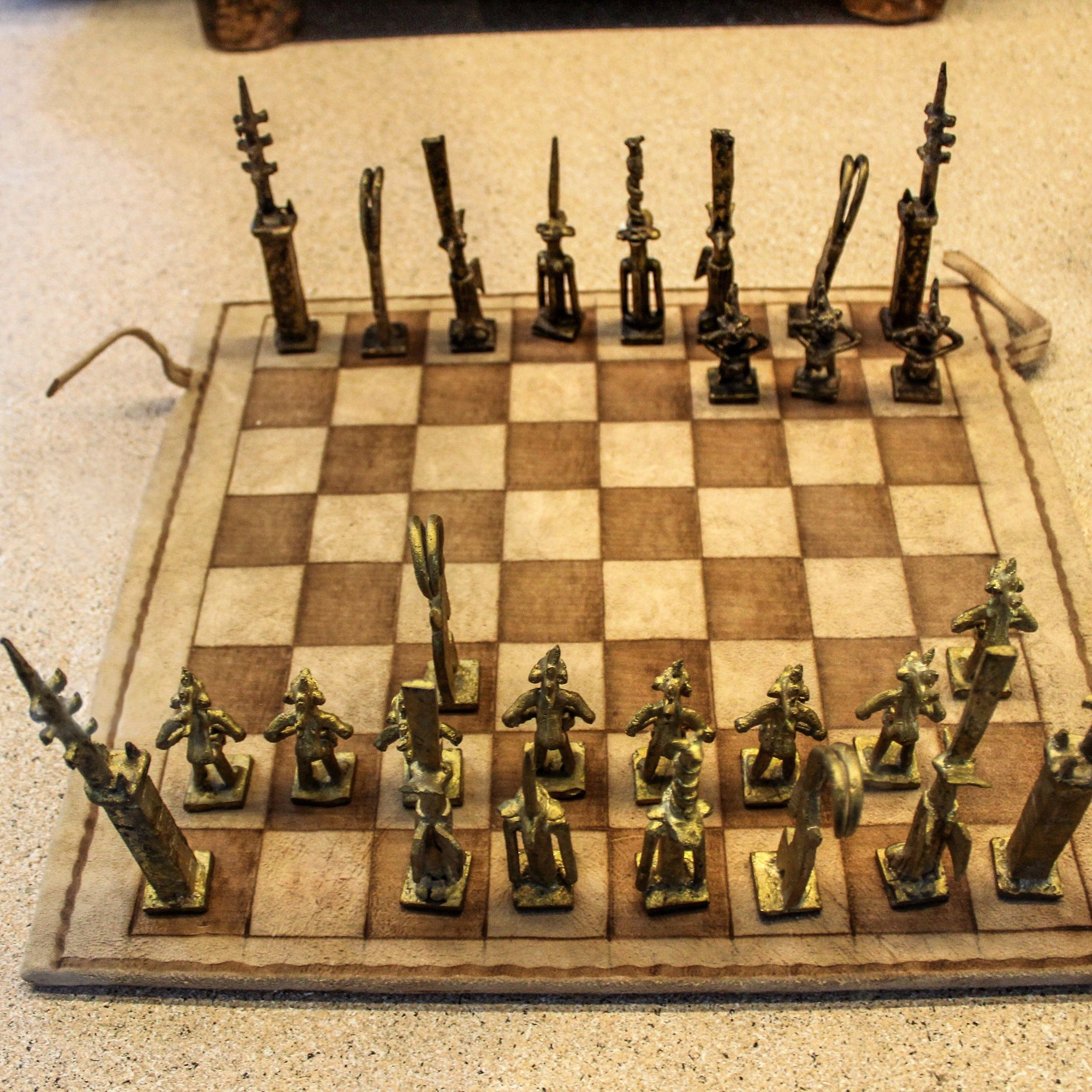 Früher wurden Schachbretter aus verschiedenen Materialien hergestellt. Dieses hier besteht aus Antilopenhaut.